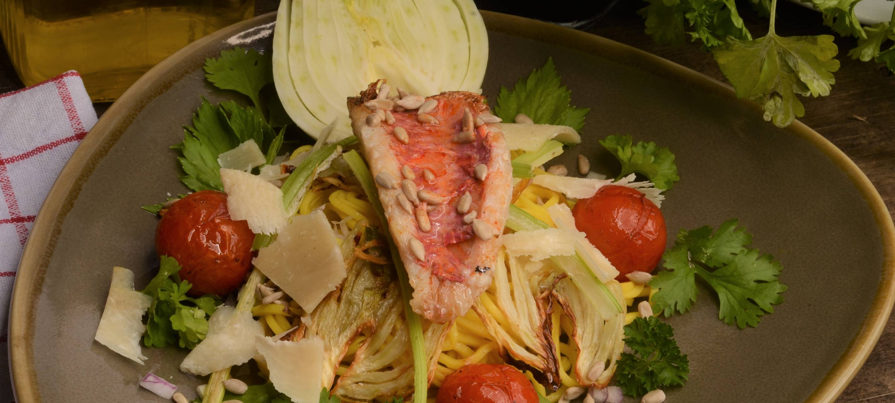 Pasta mit Rotbarbe, Staudensellerie und Fenchel