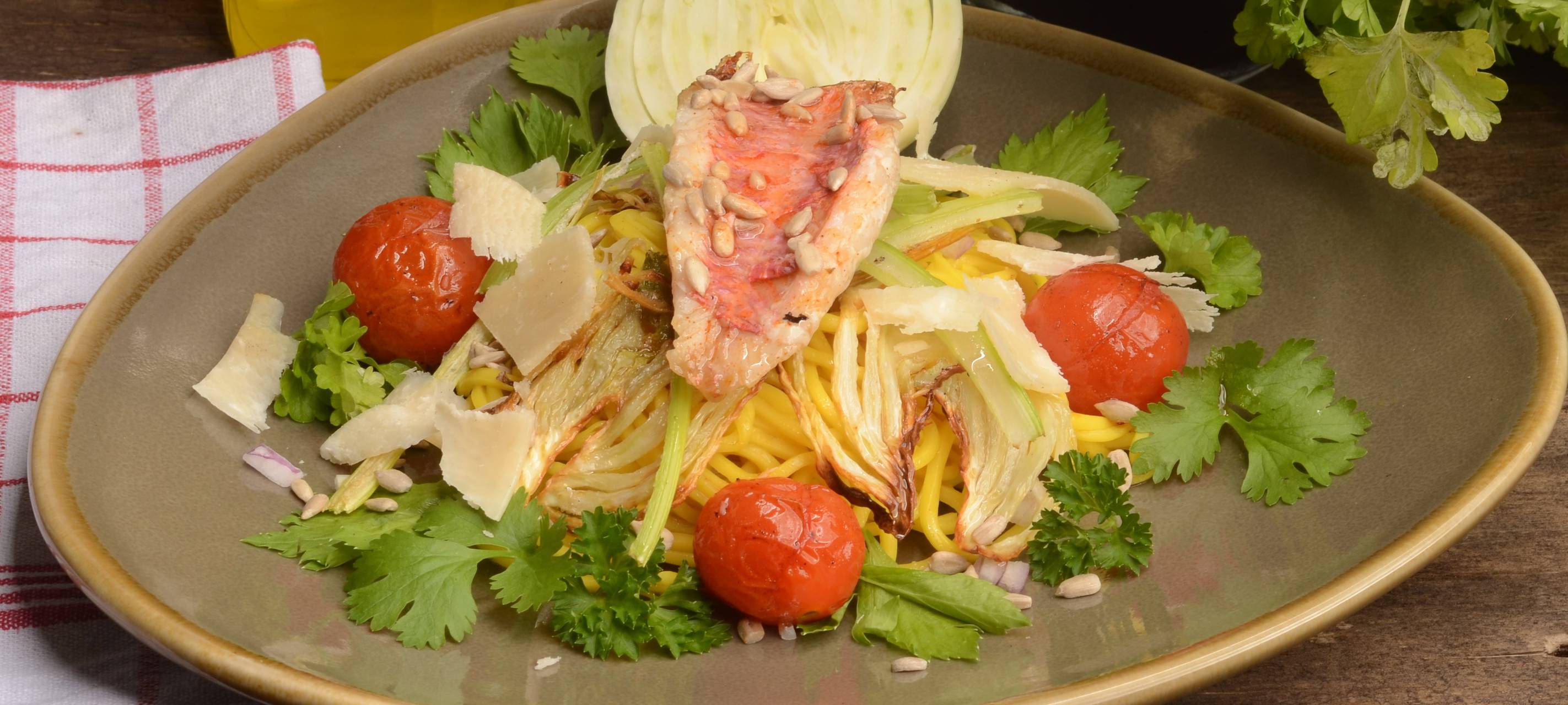 Pasta mit Rotbarbe, Staudensellerie und Fenchel