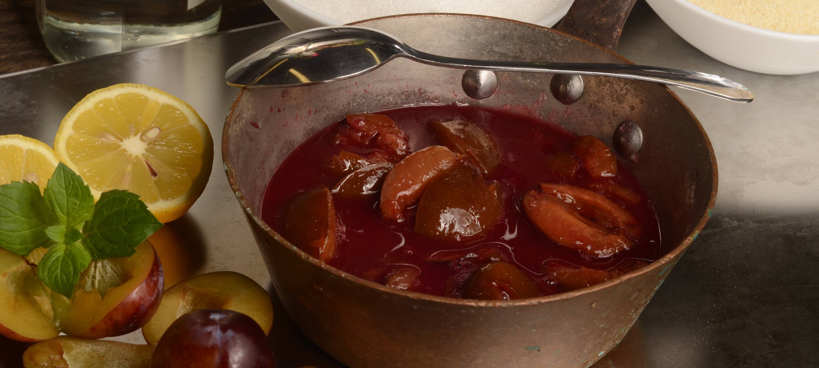 Gebratene Grießschnitte mit Zwetschgenröster
