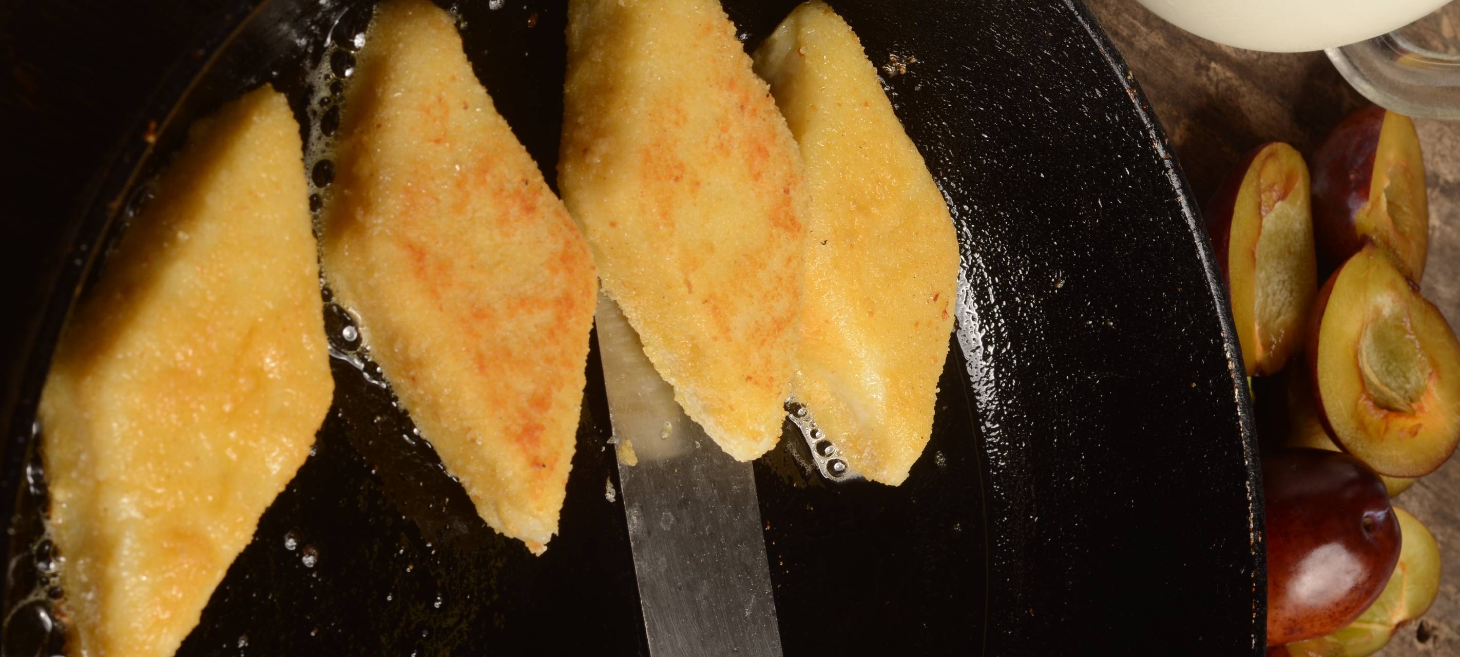 Gebratene Grießschnitte mit Zwetschgenröster