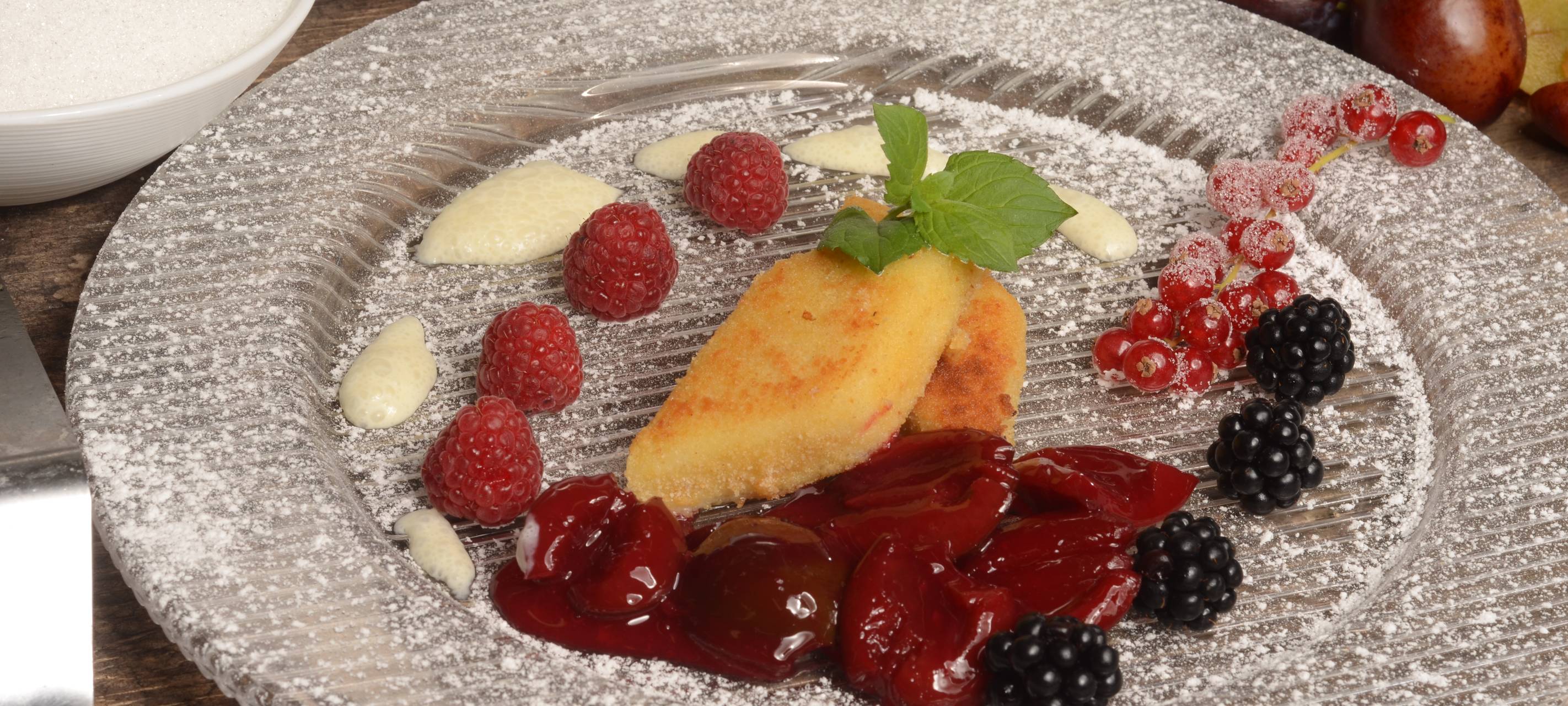 Gebratene Grießschnitte mit Zwetschgenröster