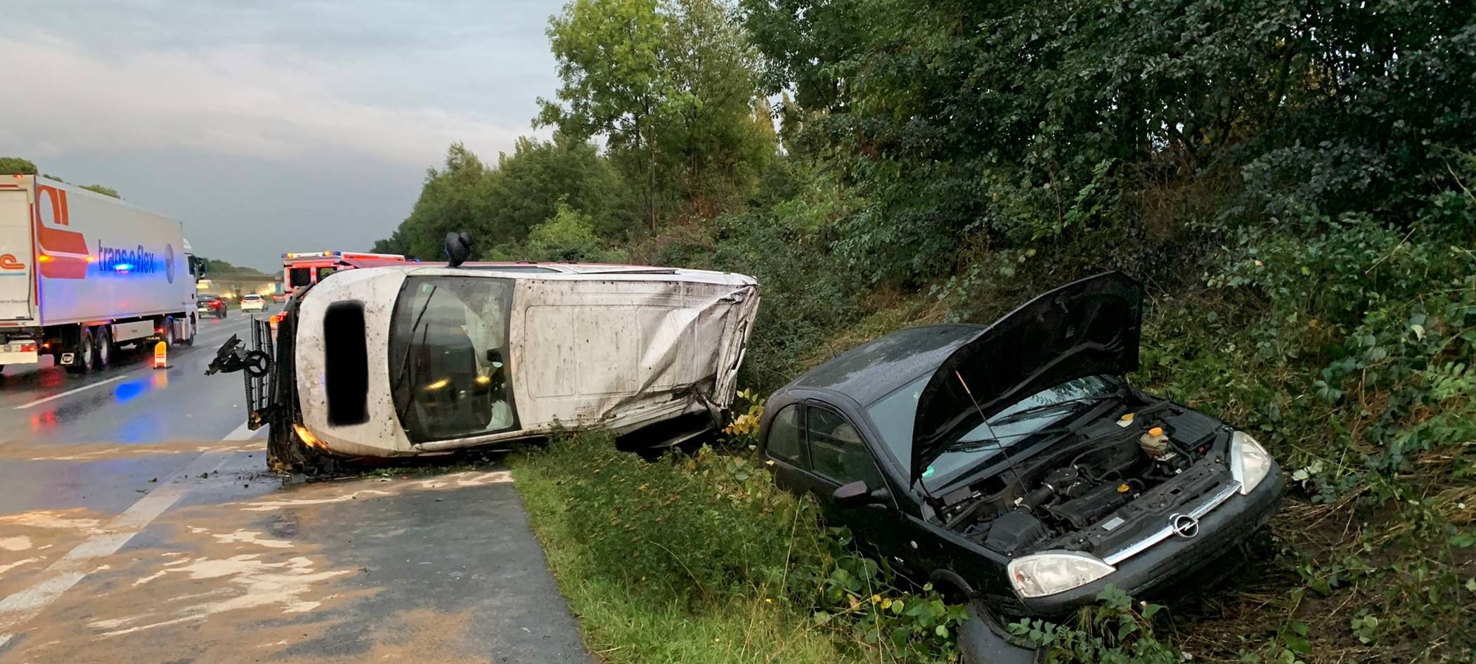 Zwei Fahrzeuge liegen auf der A2 im Graben