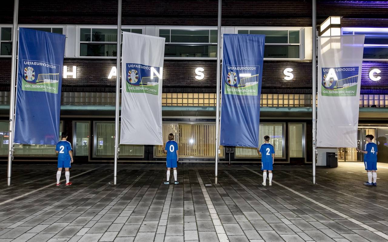 Blaue und weiße Fahnen der EM 2024 vor dem Hans-Sachs-Haus Gelsenkirchen