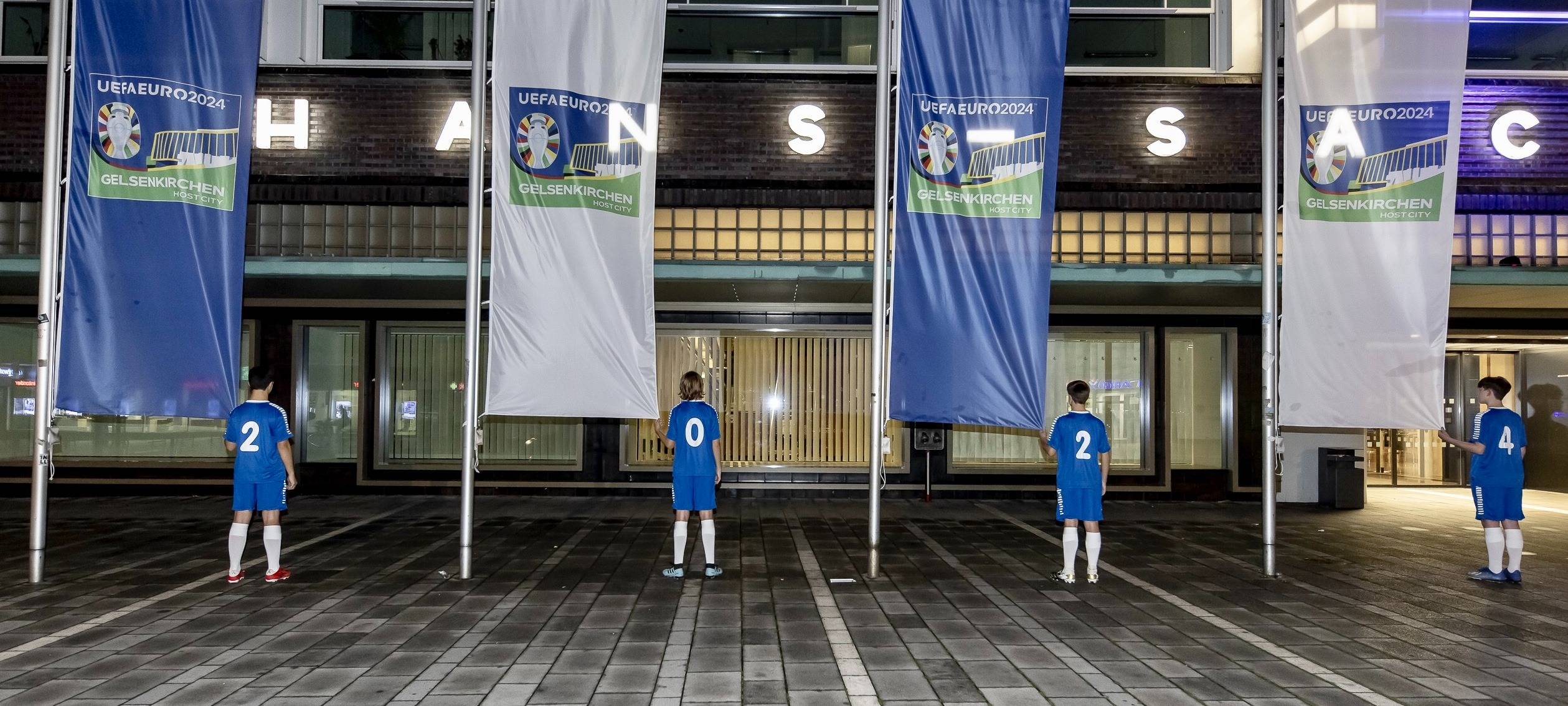 Blaue und weiße Fahnen der EM 2024 vor dem Hans-Sachs-Haus Gelsenkirchen