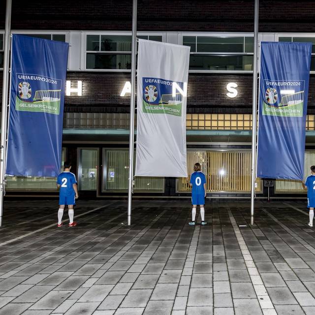 Blaue und weiße Fahnen der EM 2024 vor dem Hans-Sachs-Haus Gelsenkirchen