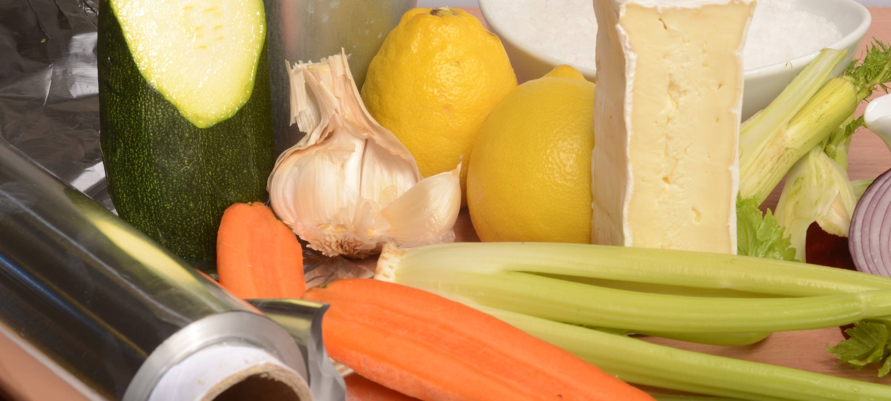 Brie in Alufolie gegart mit Gemüse und Paprika-Kurkuma Aioli