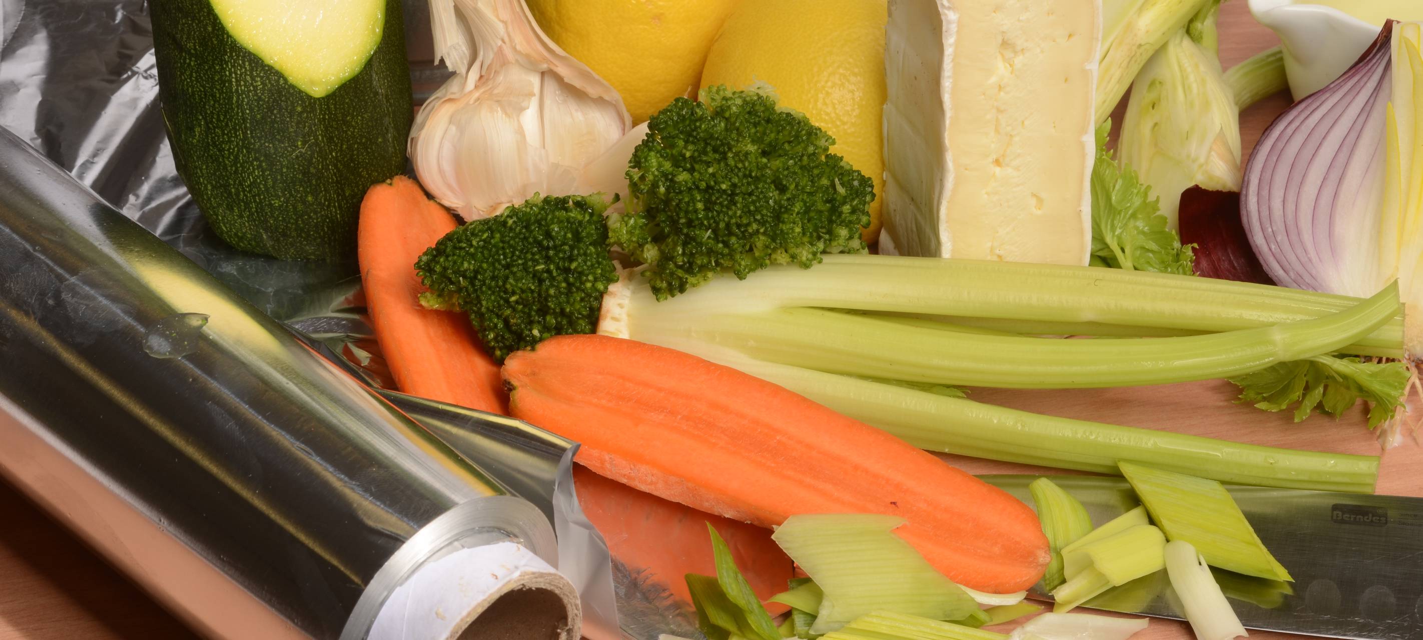 Brie in Alufolie gegart mit Gemüse und Paprika-Kurkuma Aioli