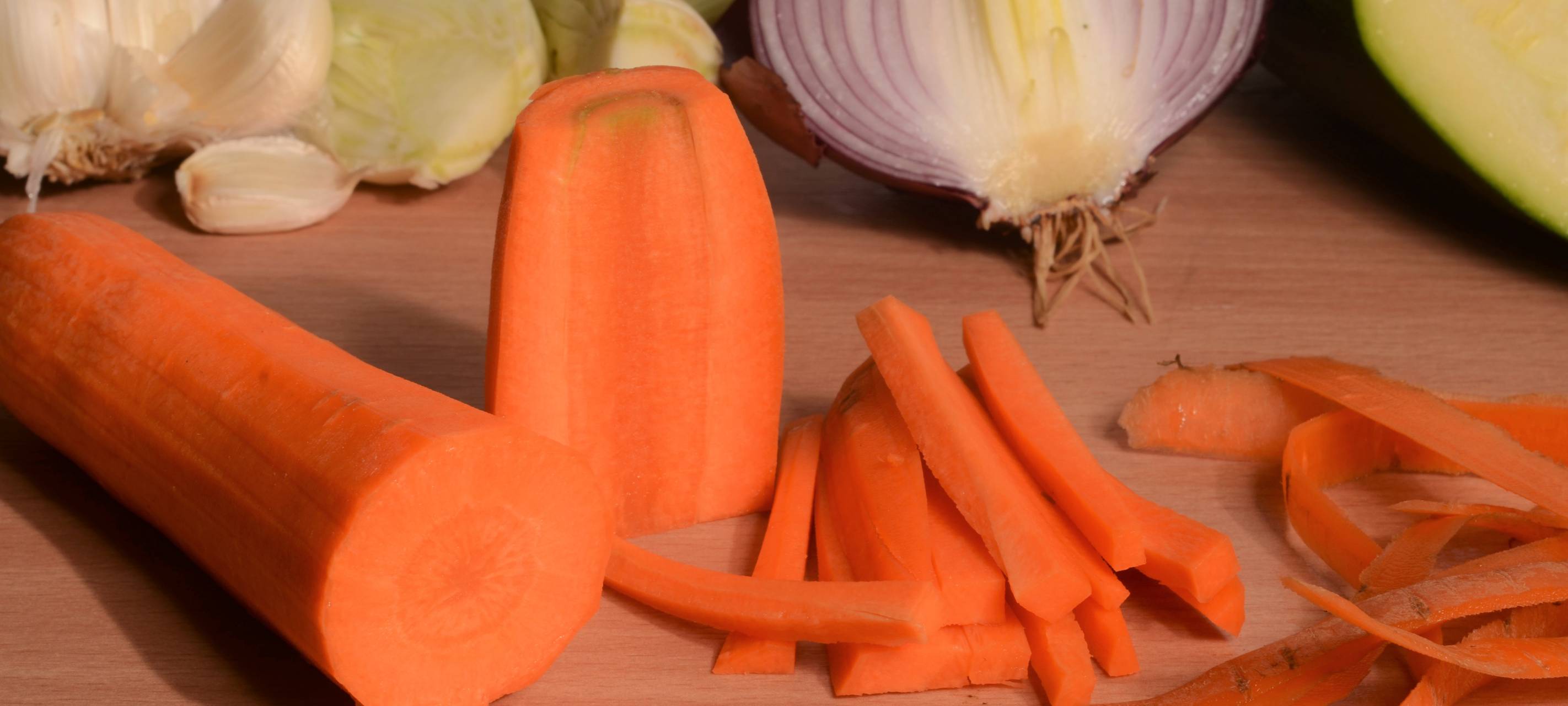 Brie in Alufolie gegart mit Gemüse und Paprika-Kurkuma Aioli