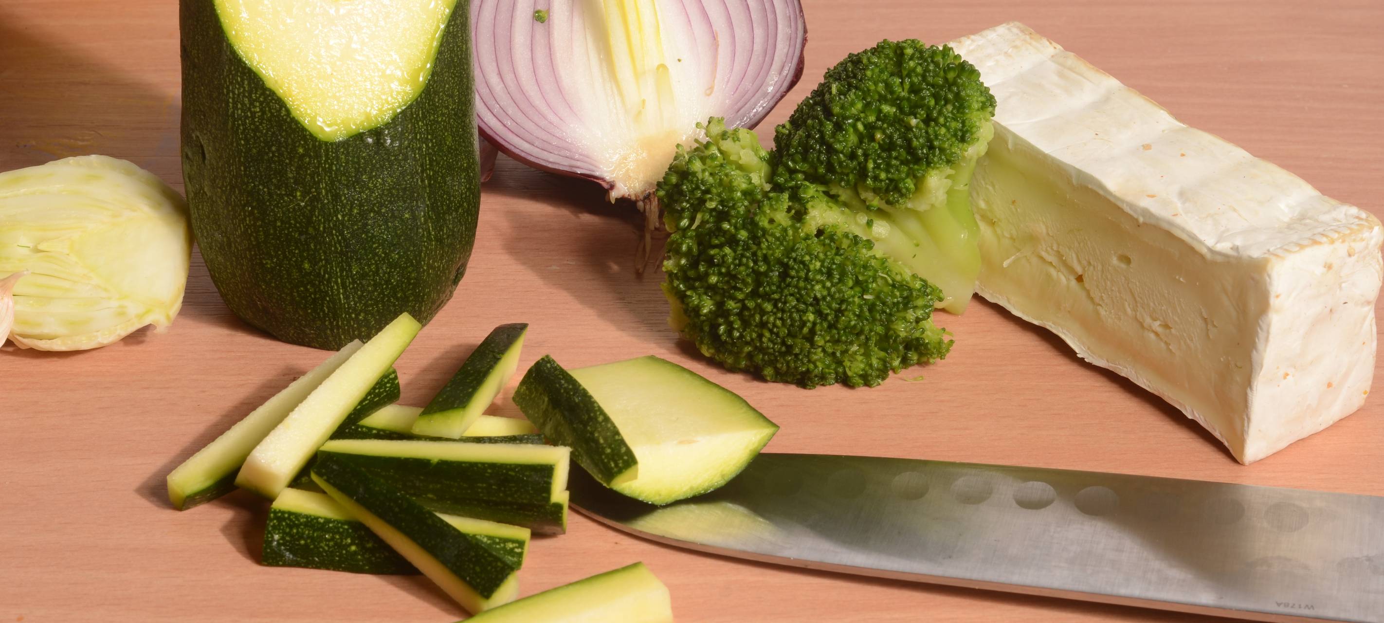 Brie in Alufolie gegart mit Gemüse und Paprika-Kurkuma Aioli