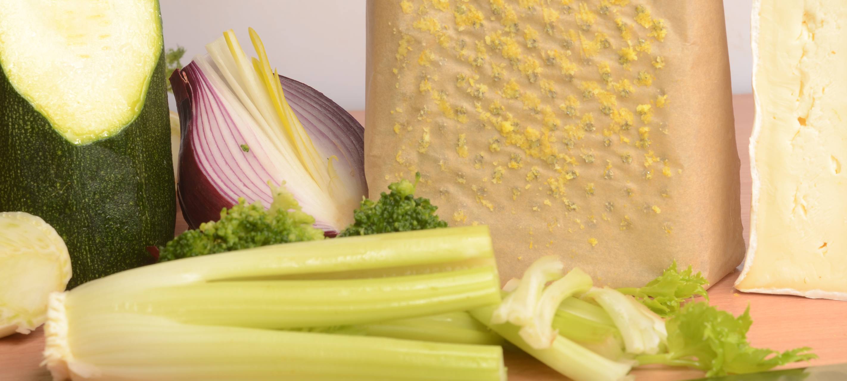 Brie in Alufolie gegart mit Gemüse und Paprika-Kurkuma Aioli