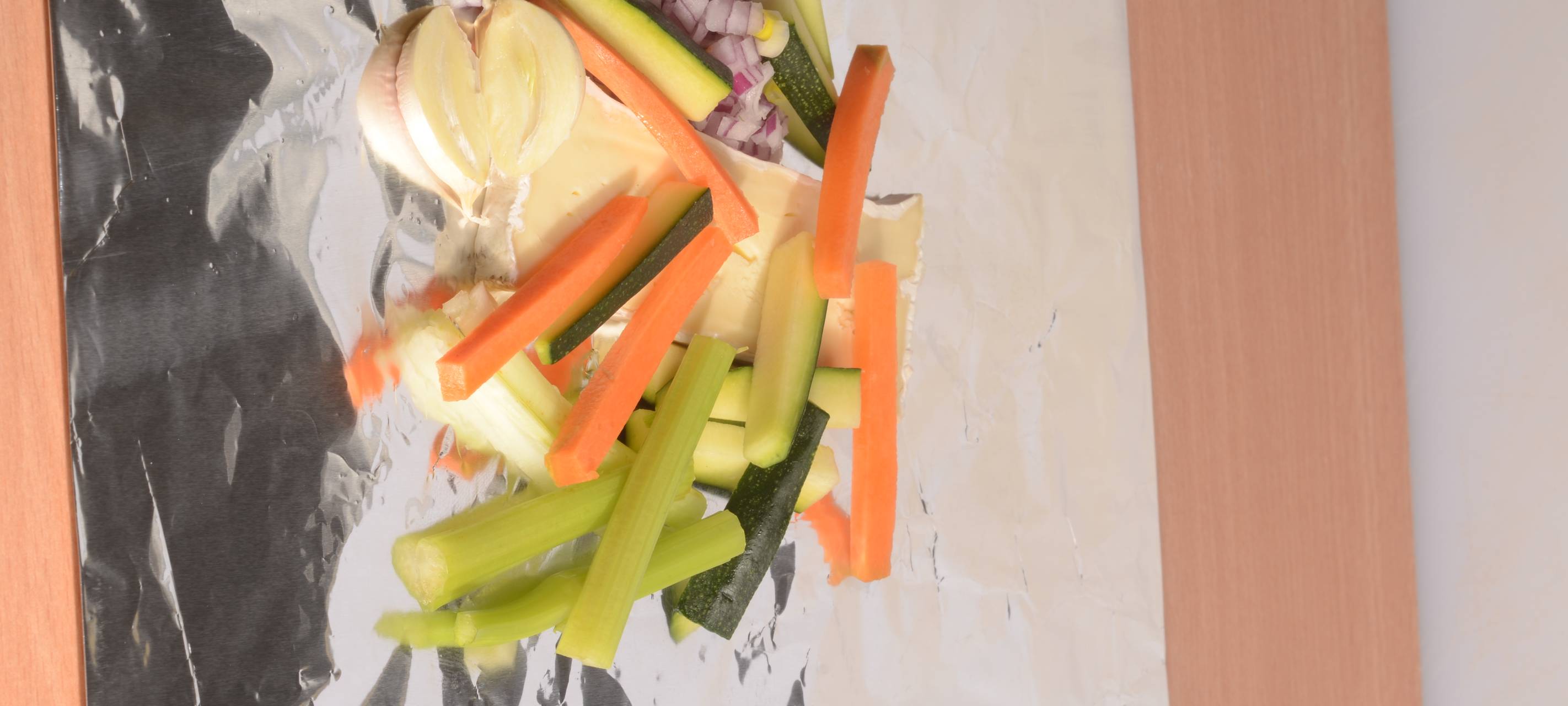 Brie in Alufolie gegart mit Gemüse und Paprika-Kurkuma Aioli