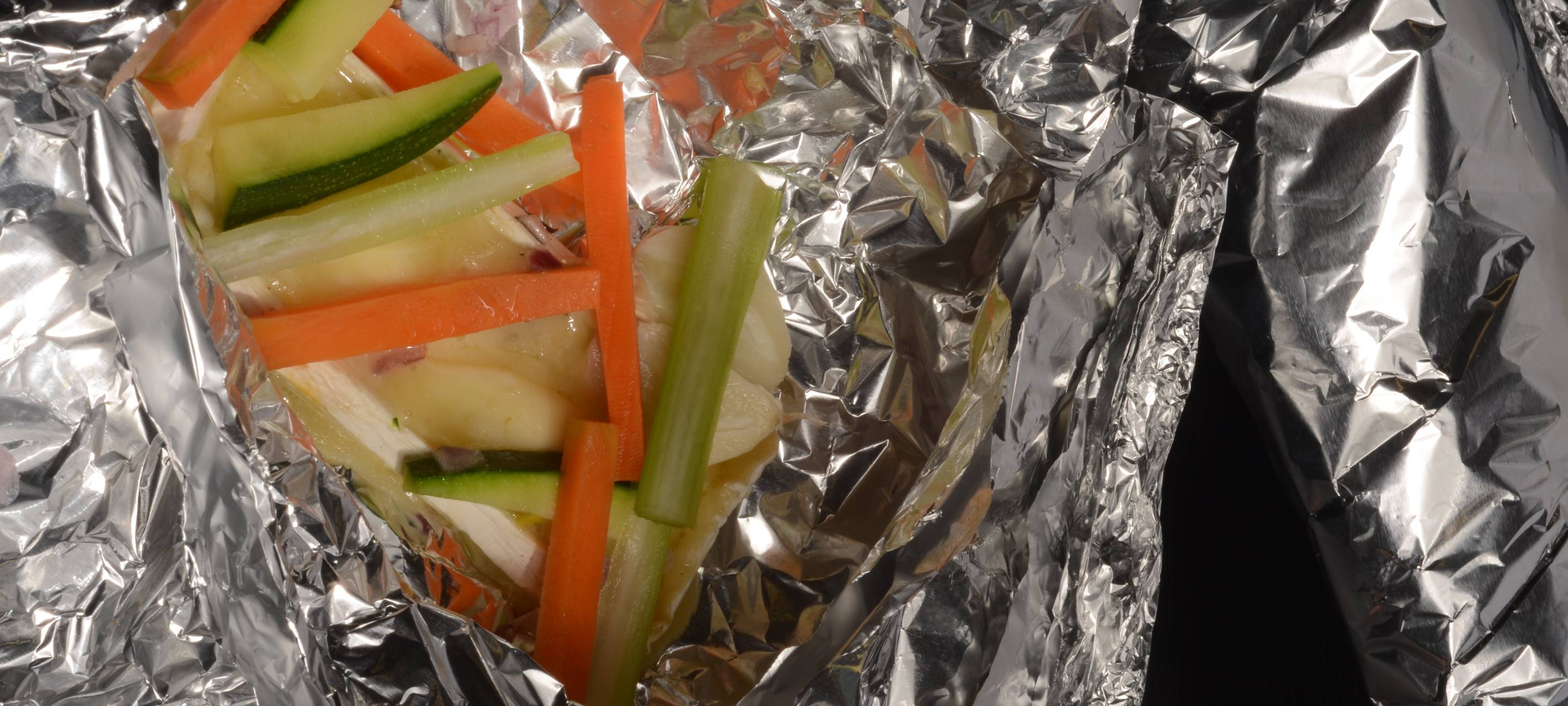 Brie in Alufolie gegart mit Gemüse und Paprika-Kurkuma Aioli