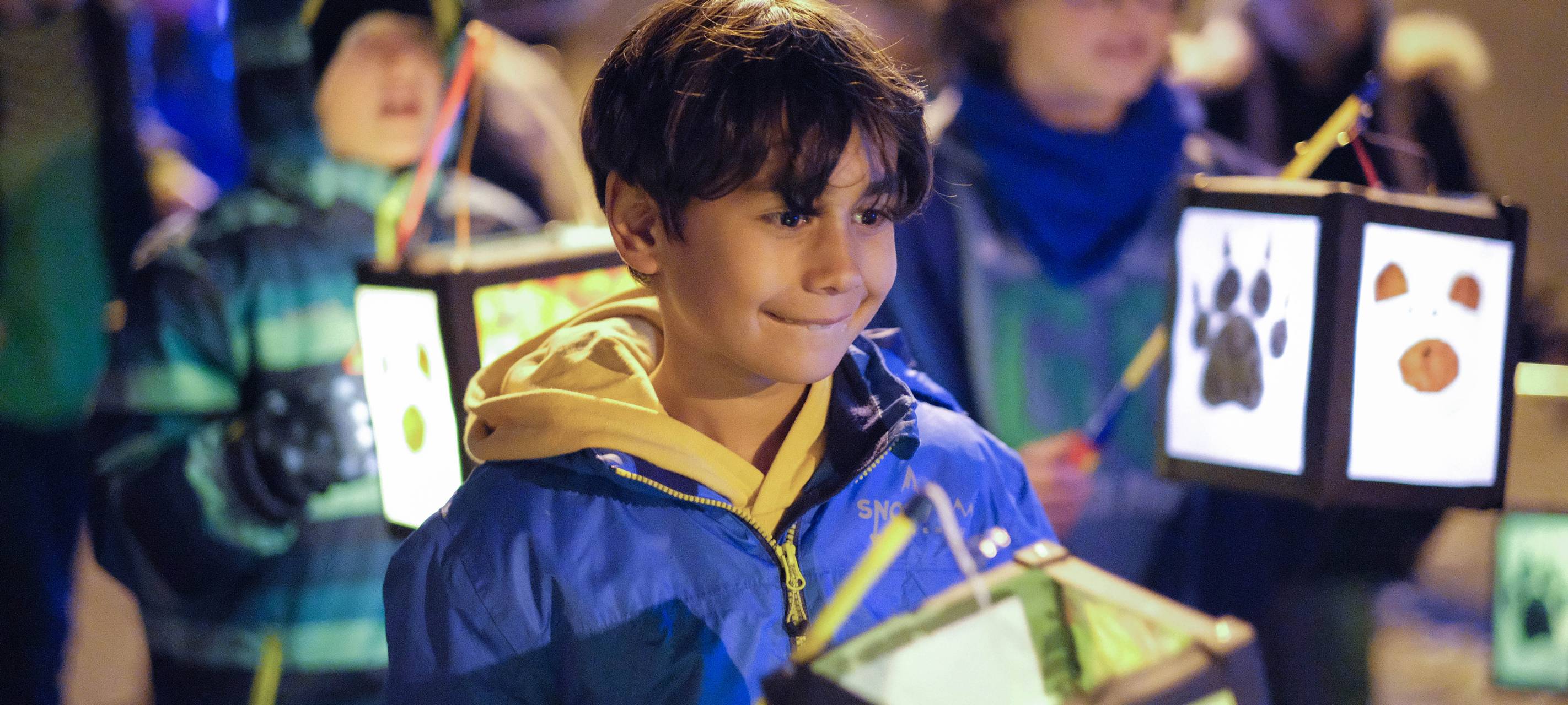 Kinder mit Laternen beim Martinszug
