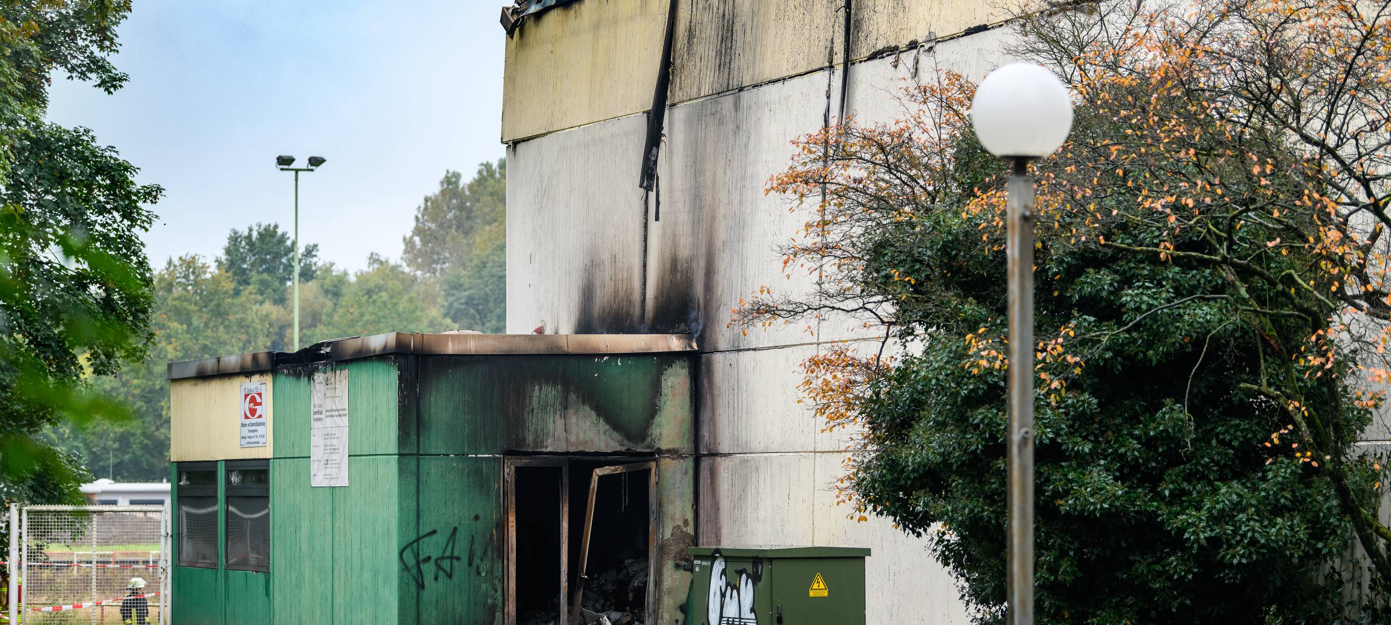 Die ausgebrannte Sporthalle der Ingeborg-Drewitz-Gesamtschule in Gladbeck Rentfort-Nord