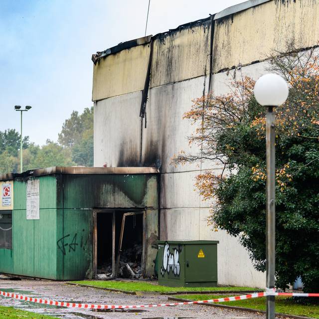 Die ausgebrannte Sporthalle der Ingeborg-Drewitz-Gesamtschule in Gladbeck Rentfort-Nord