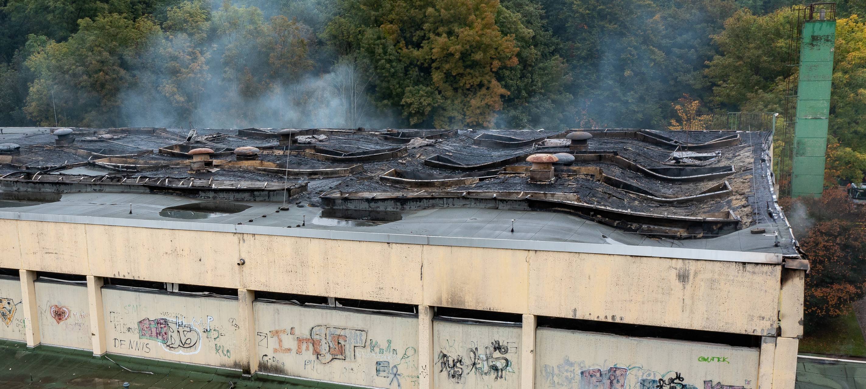 Die ausgebrannte Sporthalle der Ingeborg-Drewitz-Gesamtschule in Gladbeck Rentfort-Nord