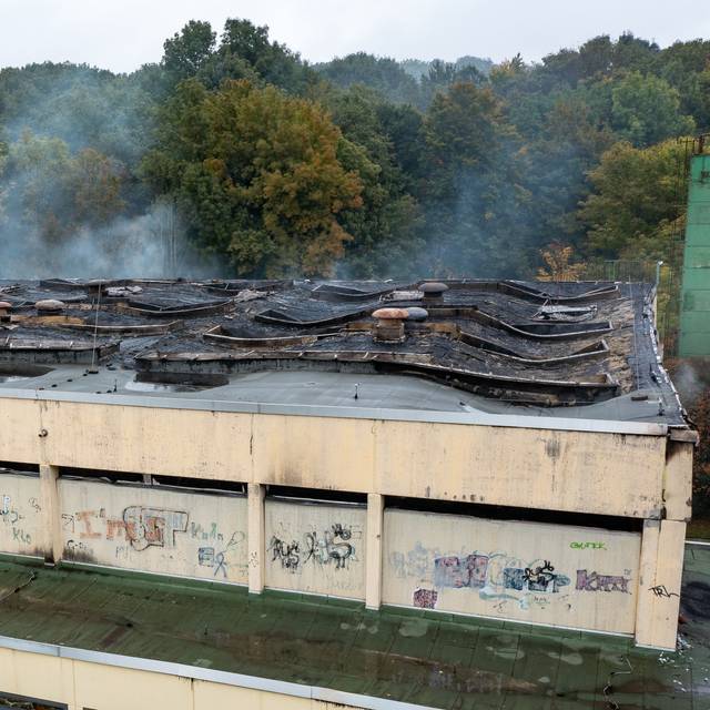 Die ausgebrannte Sporthalle der Ingeborg-Drewitz-Gesamtschule in Gladbeck Rentfort-Nord