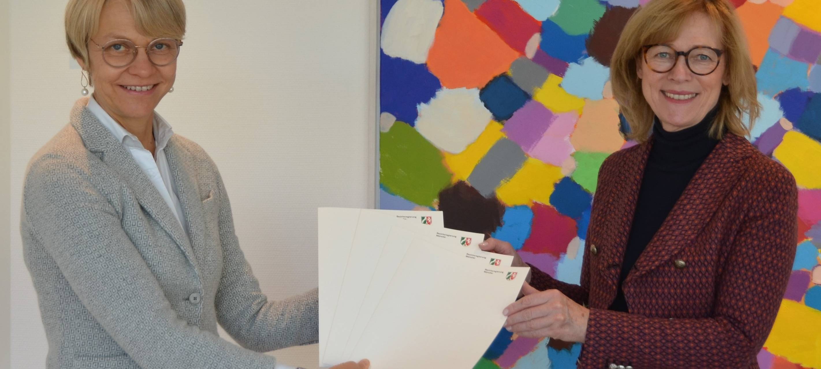 Regierungspräsidentin Dorothee Feller überreicht Förderbescheide an Gelsenkirchens Oberbürgermeisterin Karin Welge