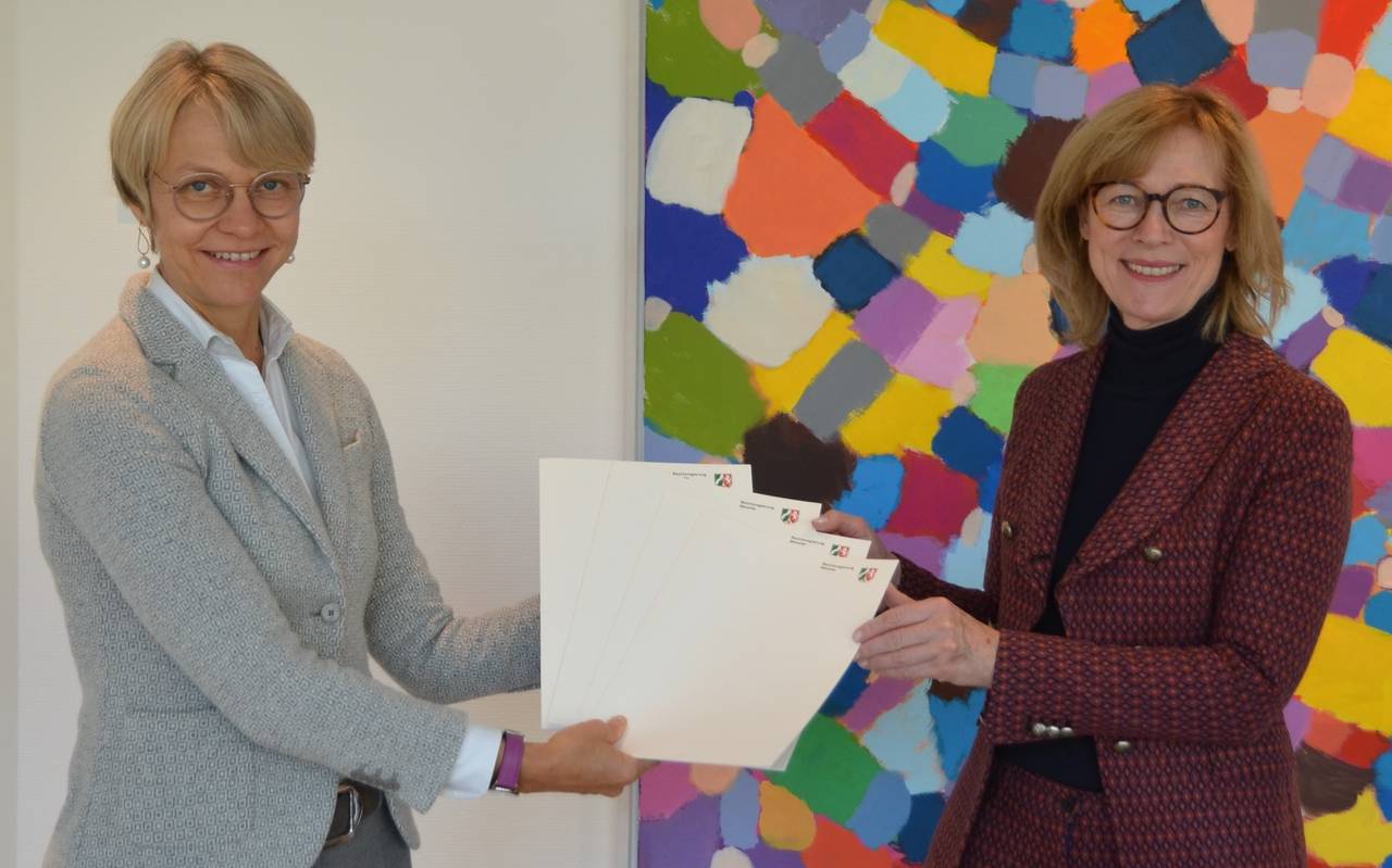 Regierungspräsidentin Dorothee Feller überreicht Förderbescheide an Gelsenkirchens Oberbürgermeisterin Karin Welge
