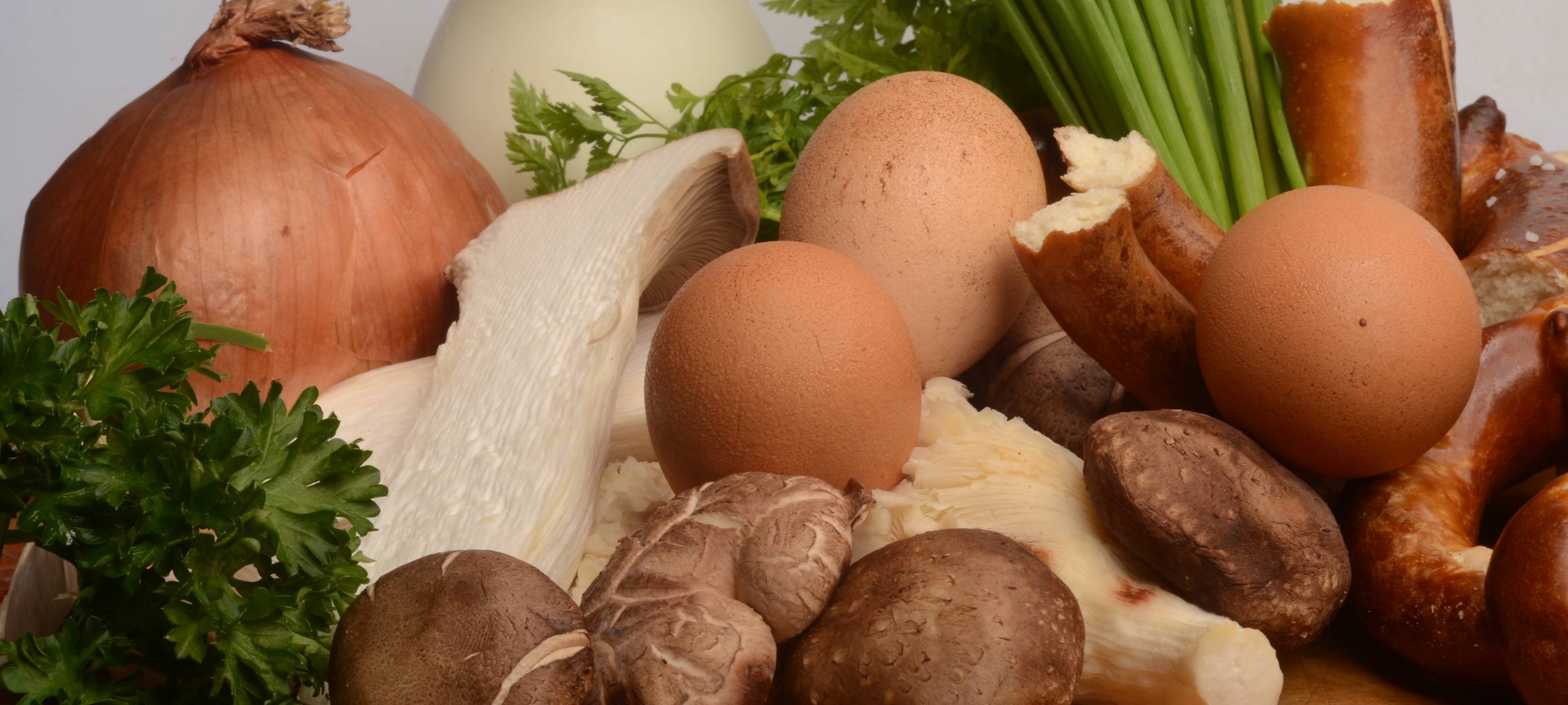 Rezeptklassiker: Wiener Schnitzel mit Waldpilzen und Brezelknödeln