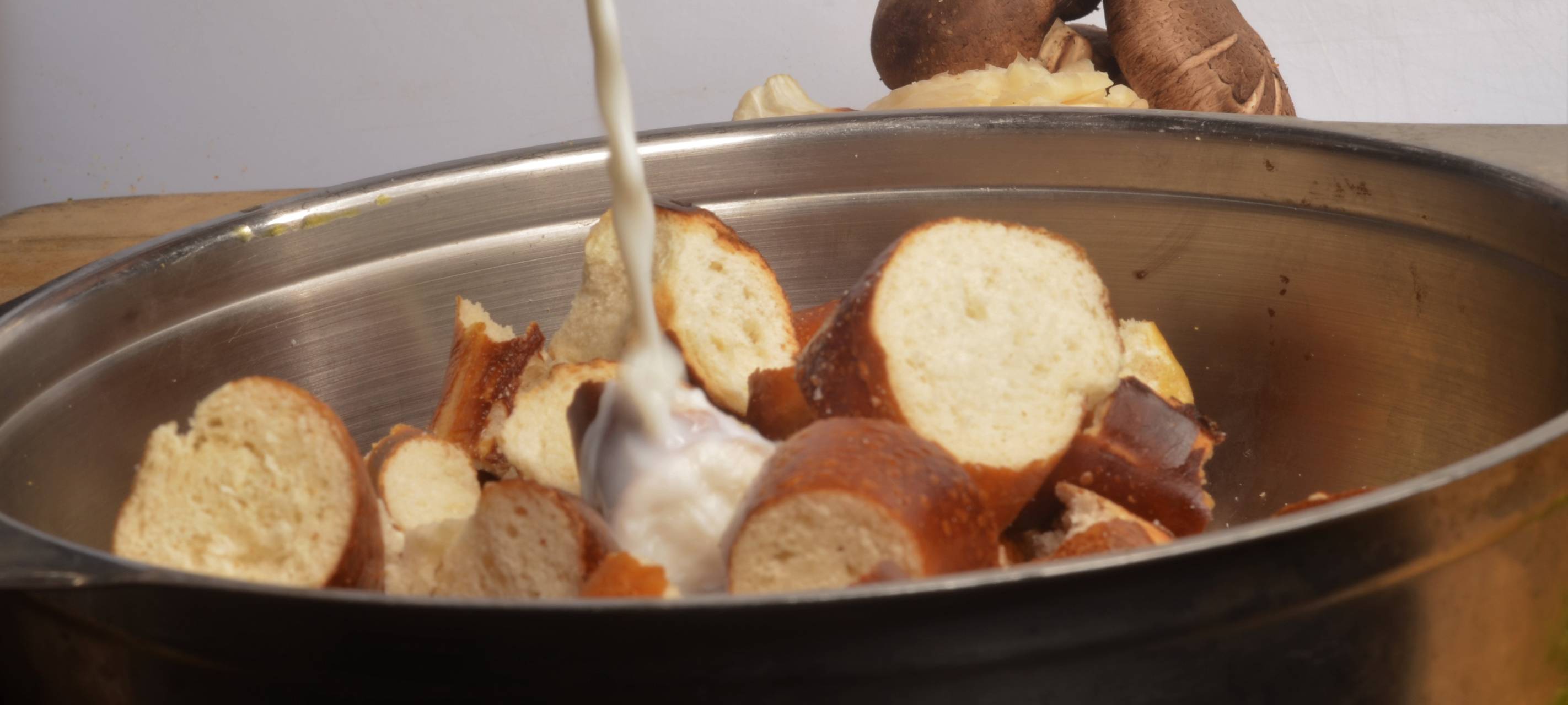 Rezeptklassiker: Wiener Schnitzel mit Waldpilzen und Brezelknödeln