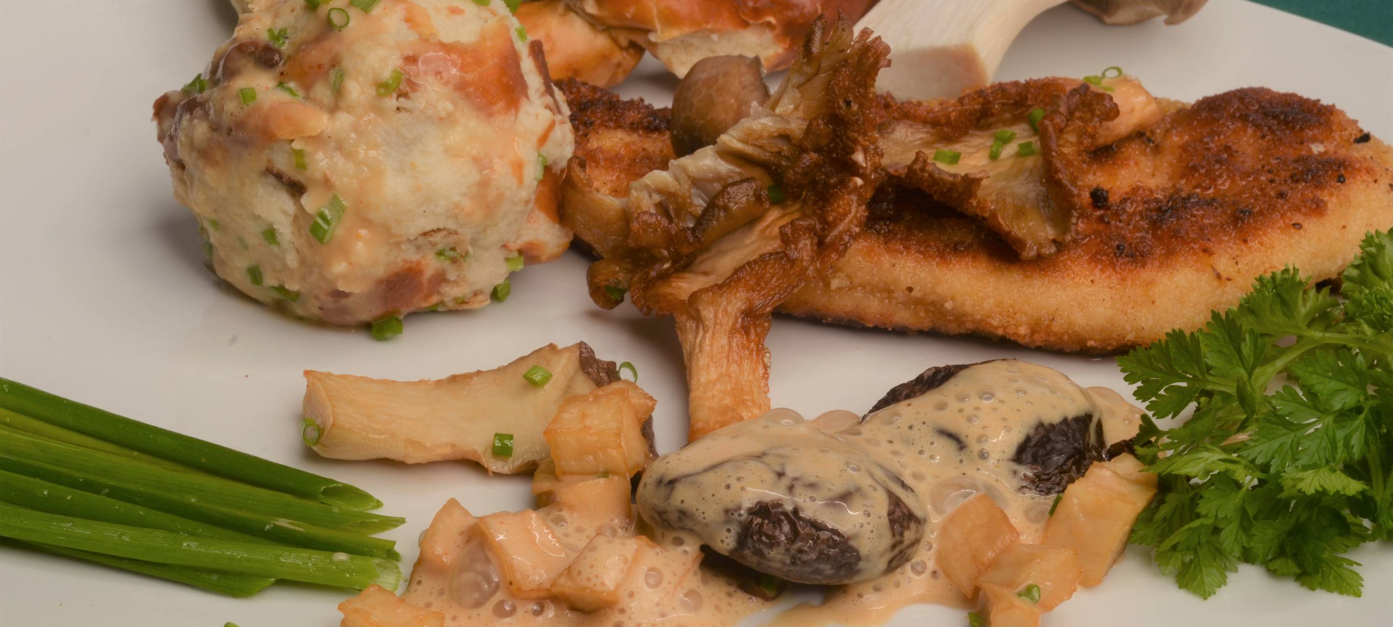 Rezeptklassiker: Wiener Schnitzel mit Waldpilzen und Brezelknödeln