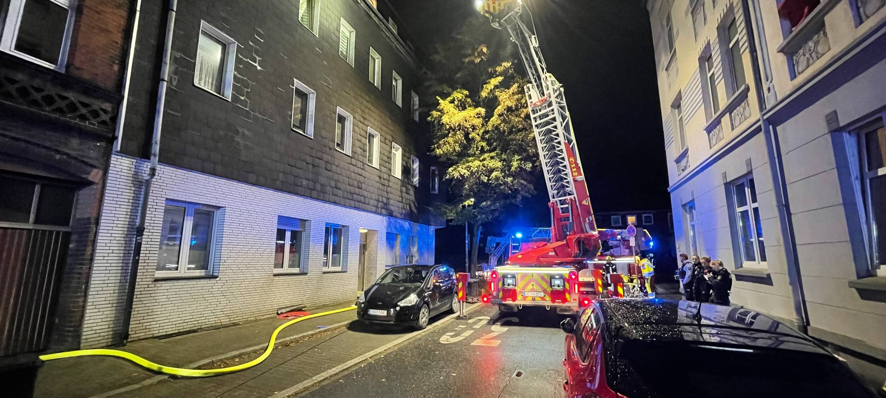 Feuerwehr im Einsatz bei einem Kellerbrand in Gelsenkirchen-Ückendorf