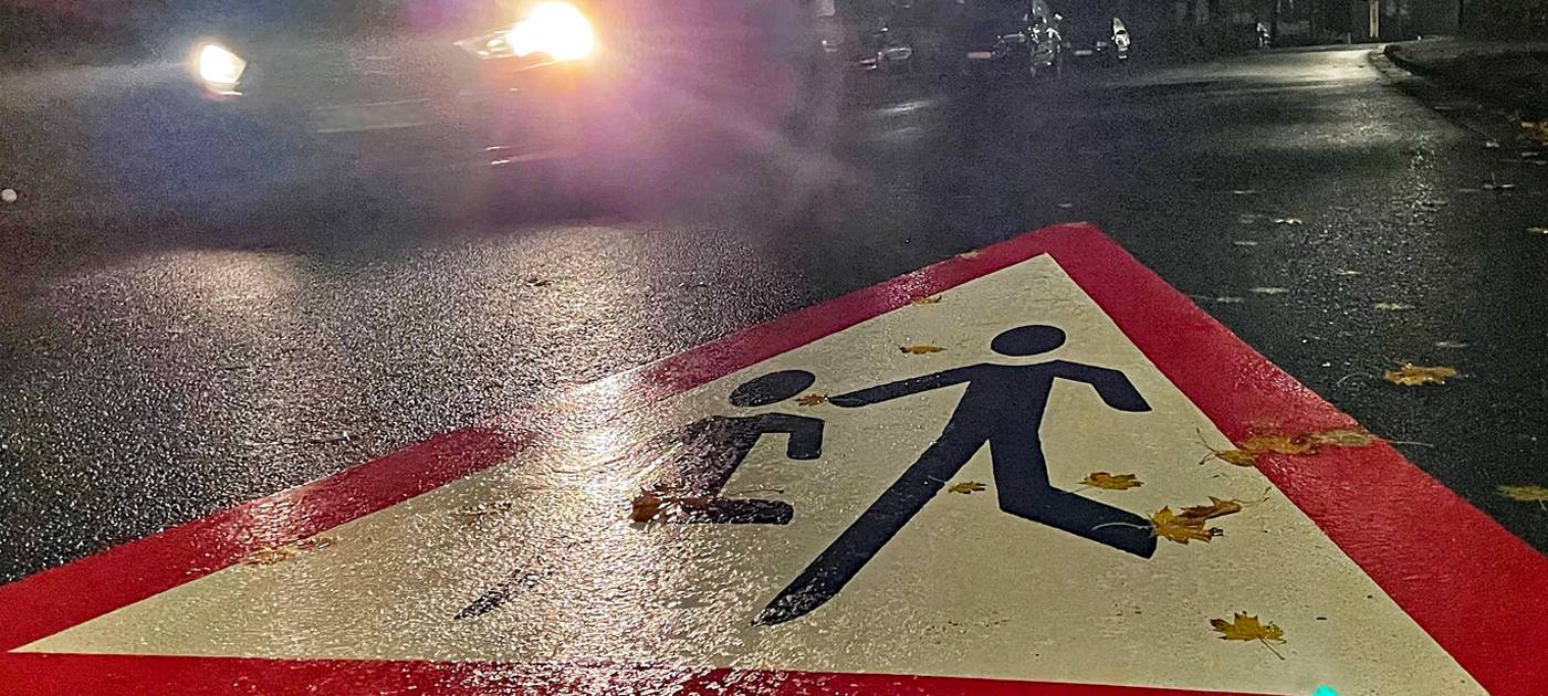 Auto fährt über dunkle Straße