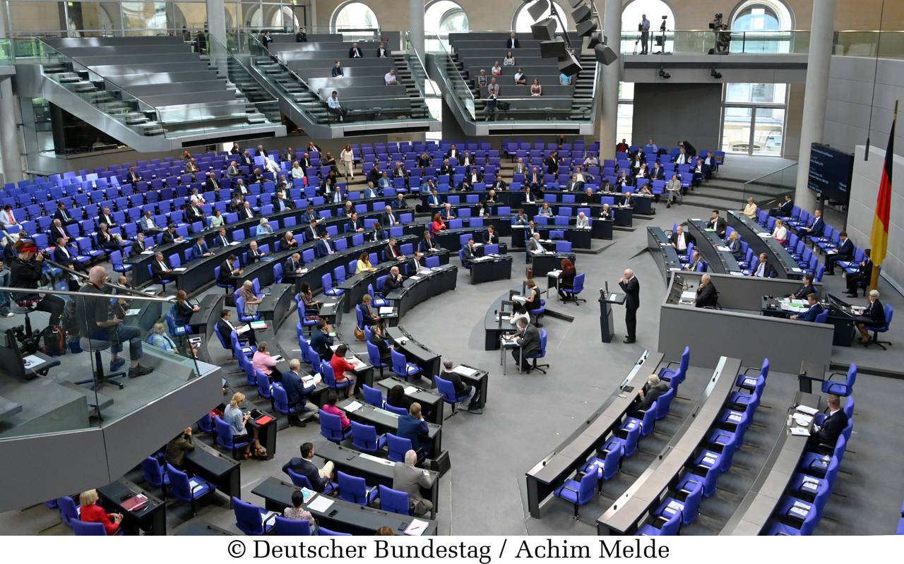 Blick in den Plenarsaal des Deutschen Bundestags 2021