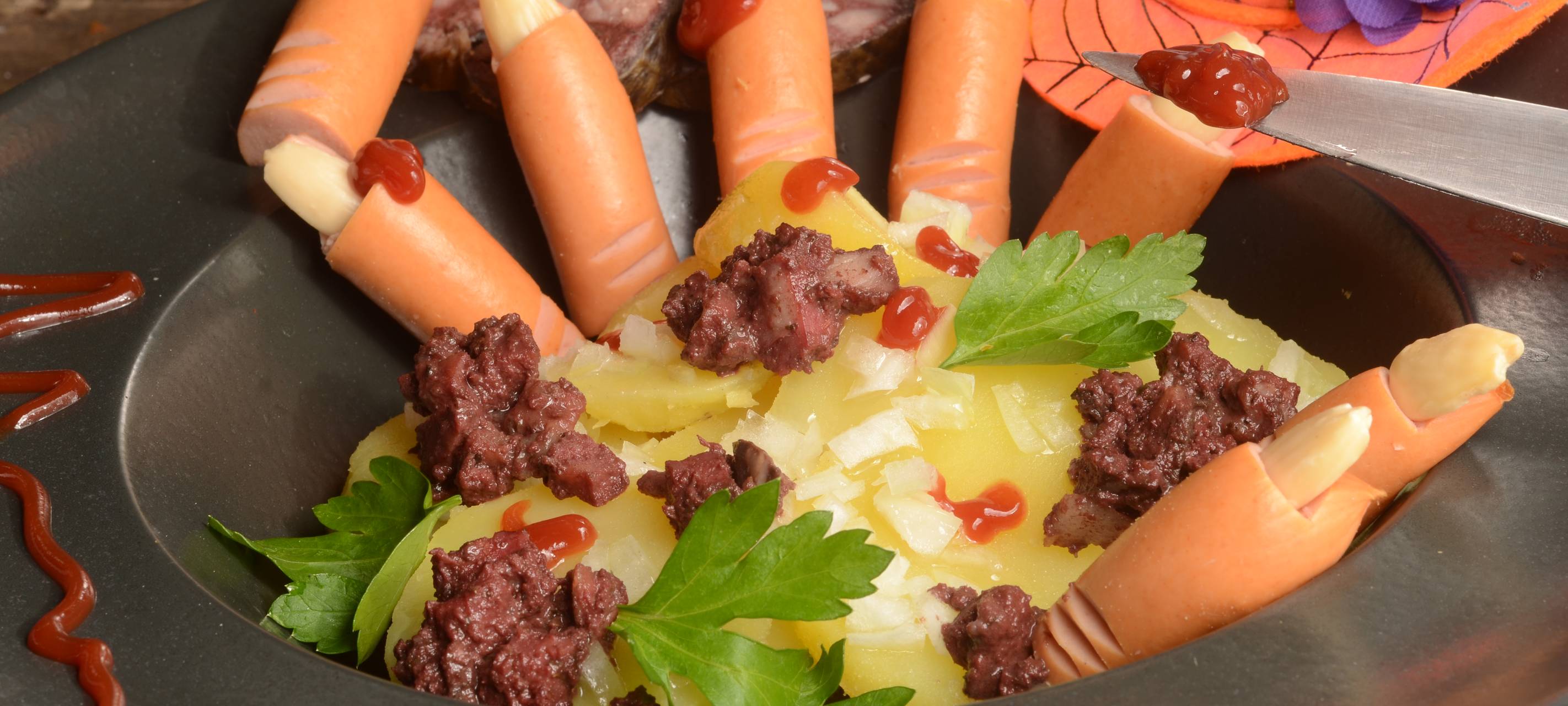 Halloween-Spezial: Blutrünstiger Kartoffelsalat mit abgehackten Fingern