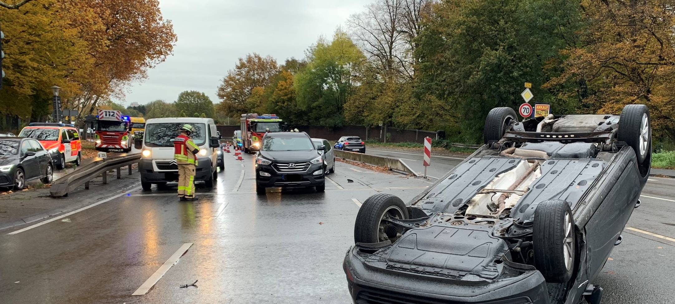 Auto liegt mit dem Dach auf der Fahrbahn der B224