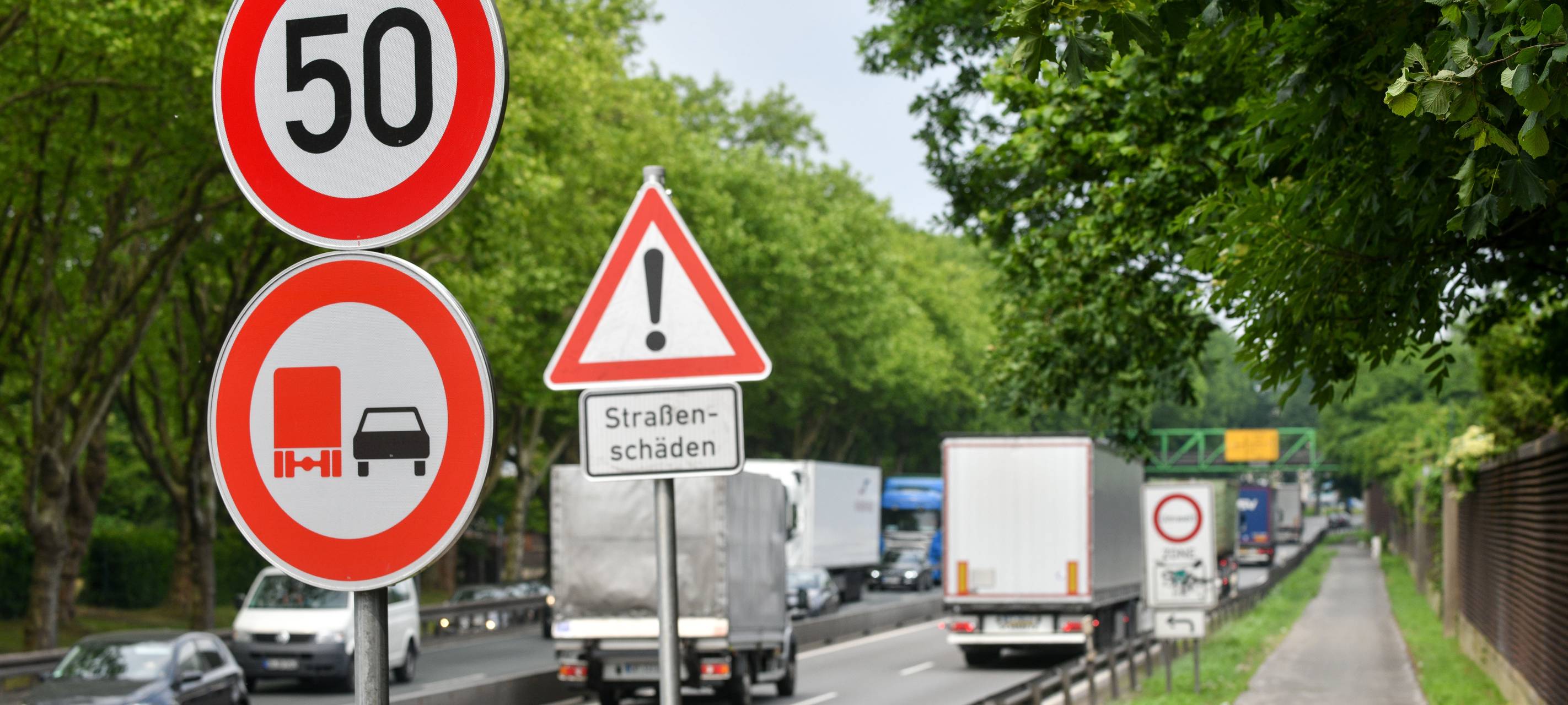 Tempo 50-Schilder auf der B224 in Gladbeck