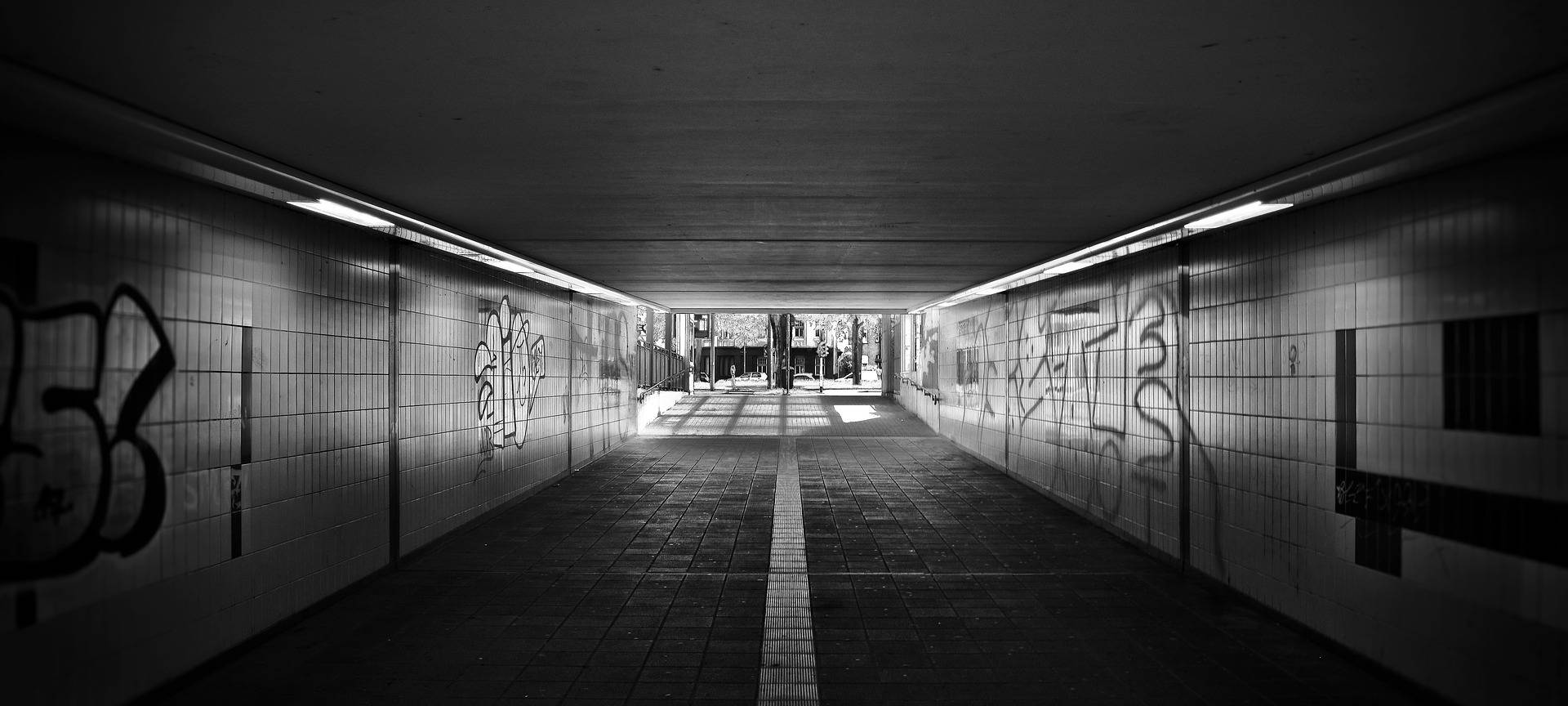 Eine dunkle Unterführung