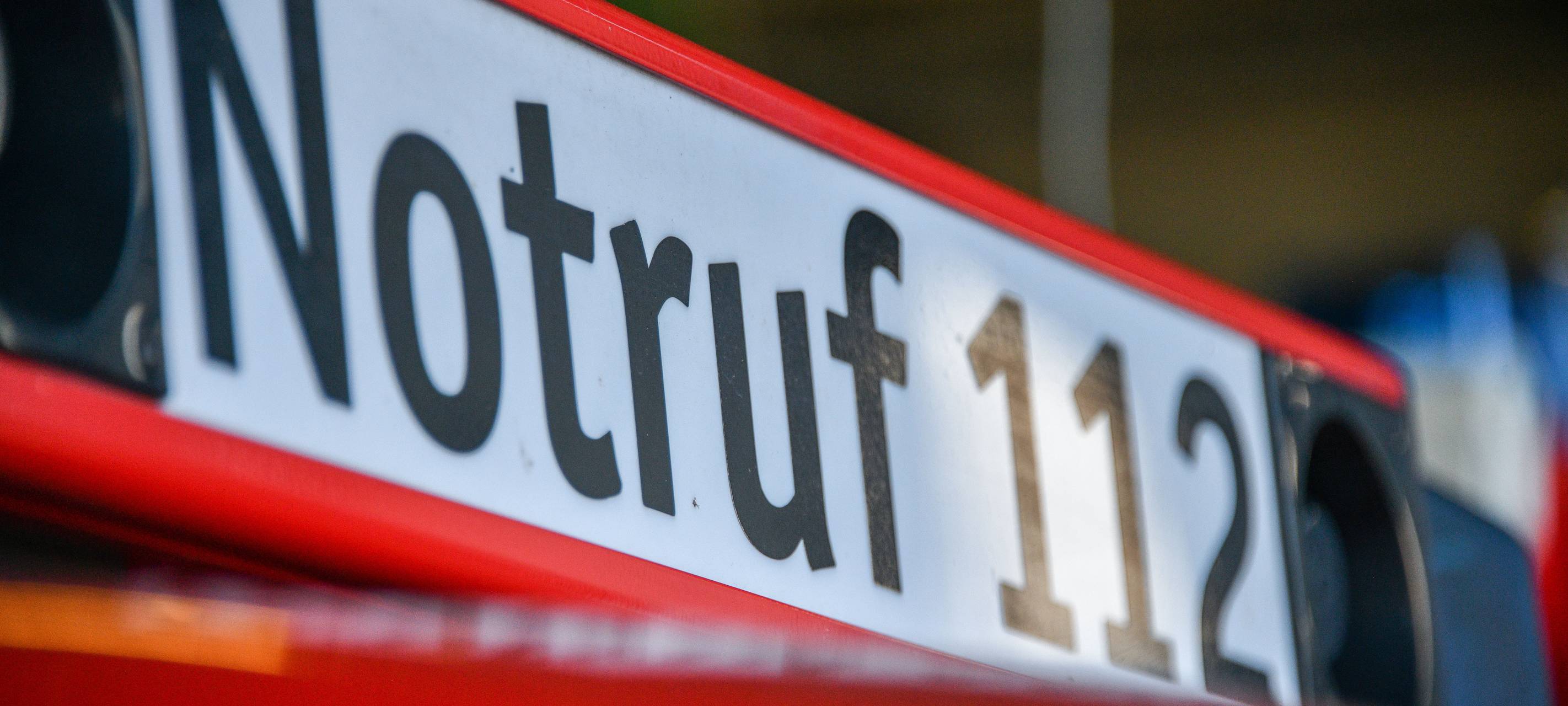 Feuerwehrauto mit "Notruf"-Schild