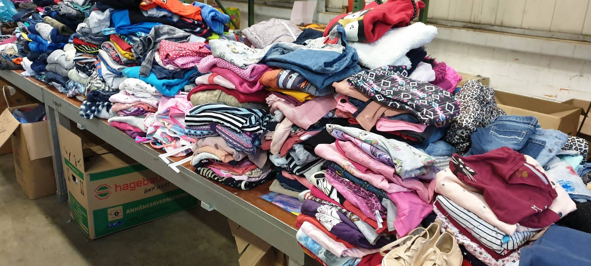 Kleiderberge liegen auf einem Tisch