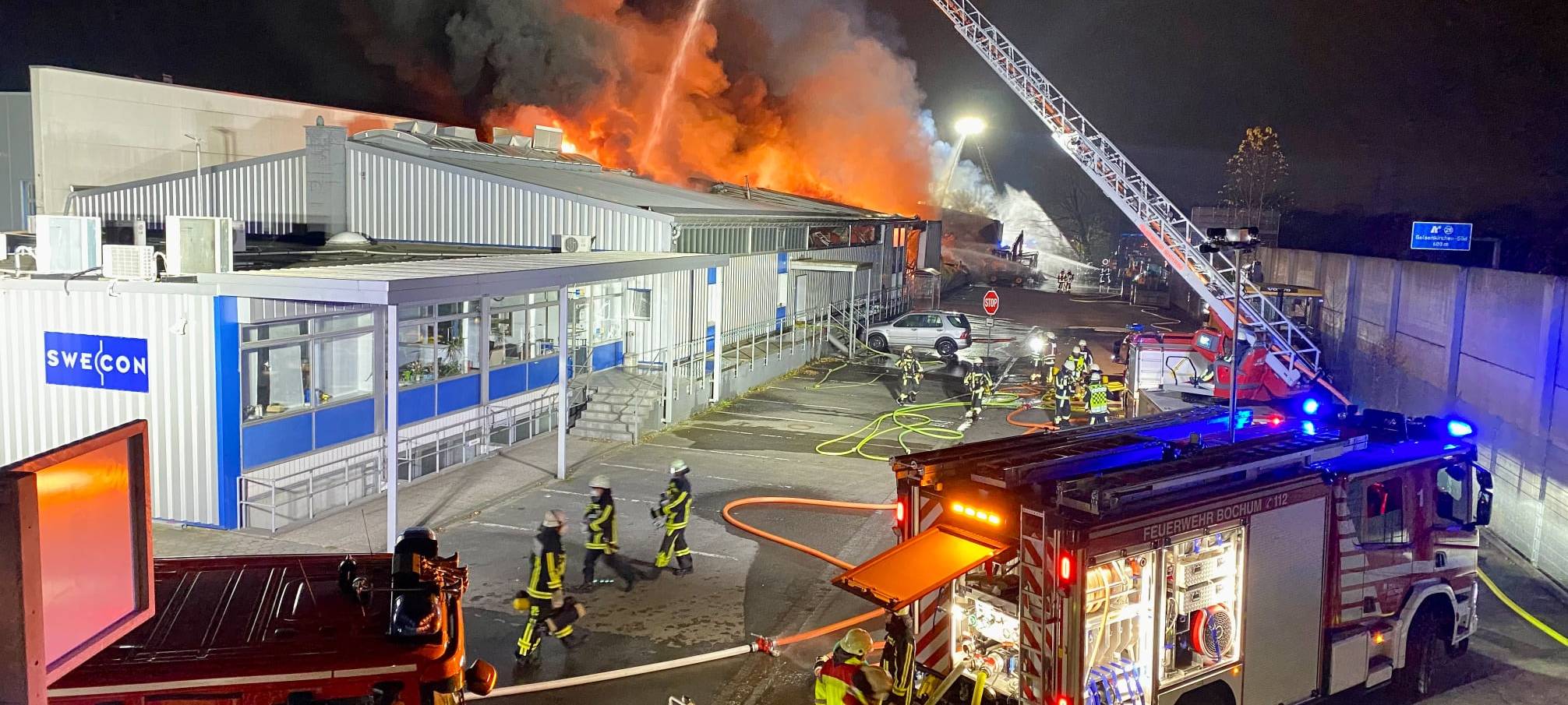 Die brennende Lagerhalle an der A40 bei Bochum