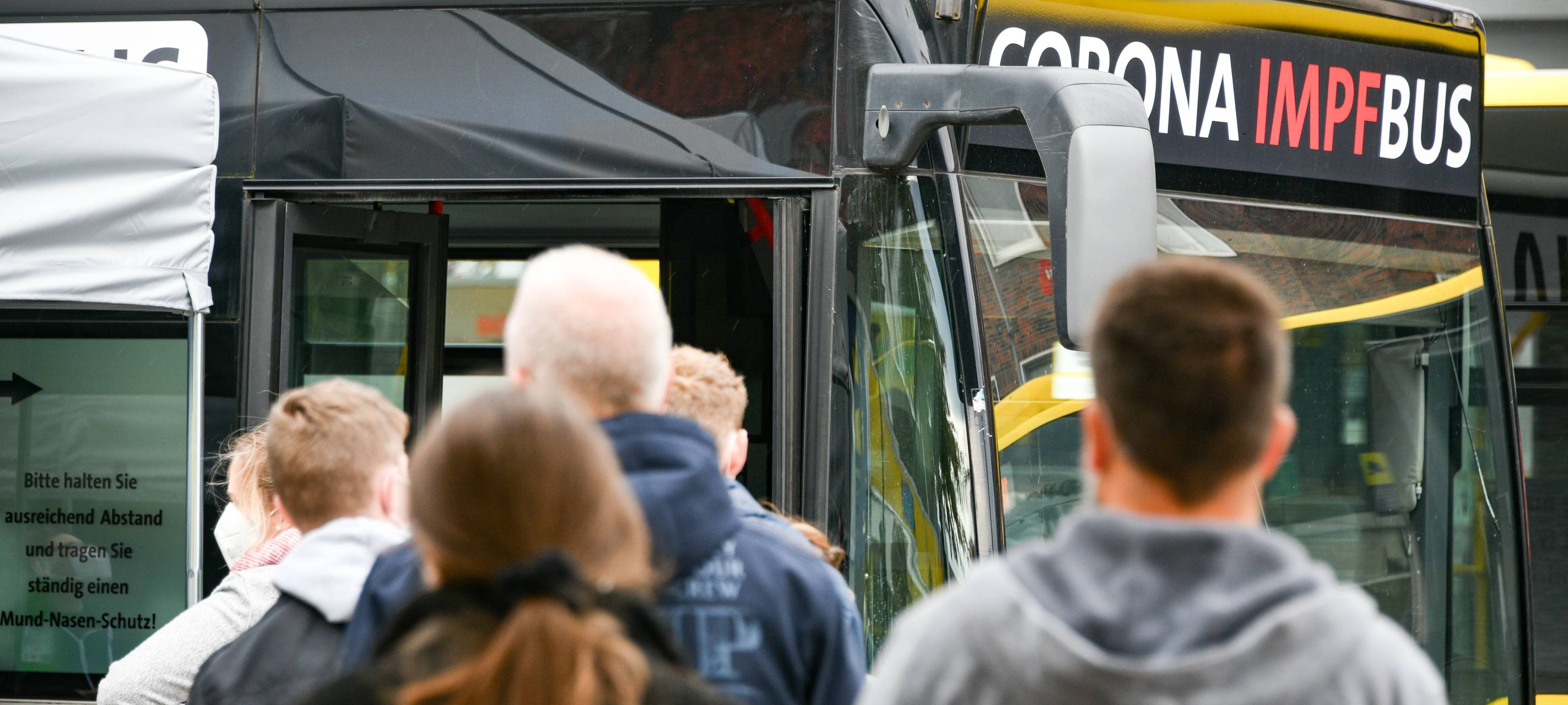 Schlange vor dem Bottroper Impfbus