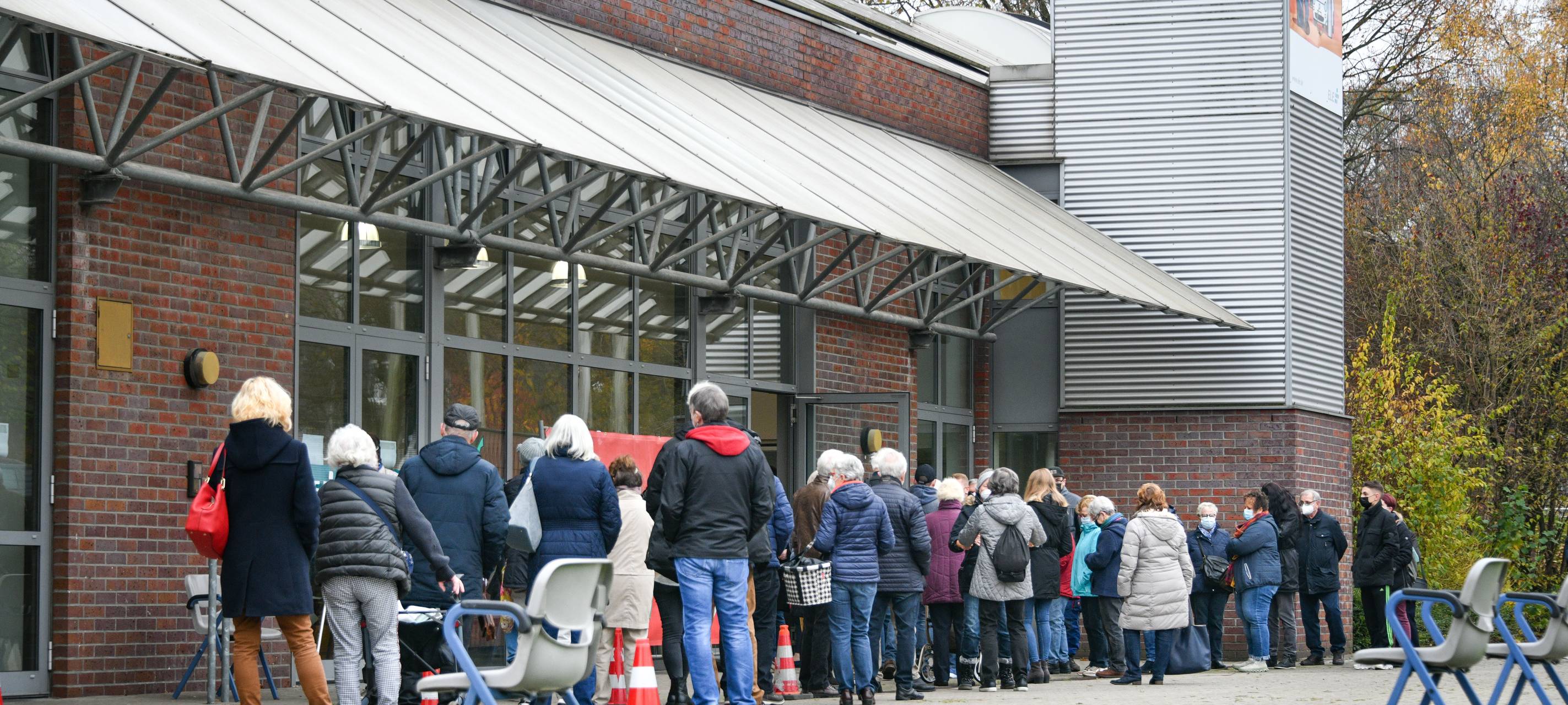 Schlange vor dem Impfzentrum Dieter-Renz-Halle Bottrop