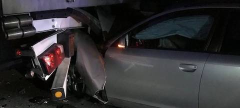 Zerstörtes Auto, das auf einen LKW aufgefahren ist