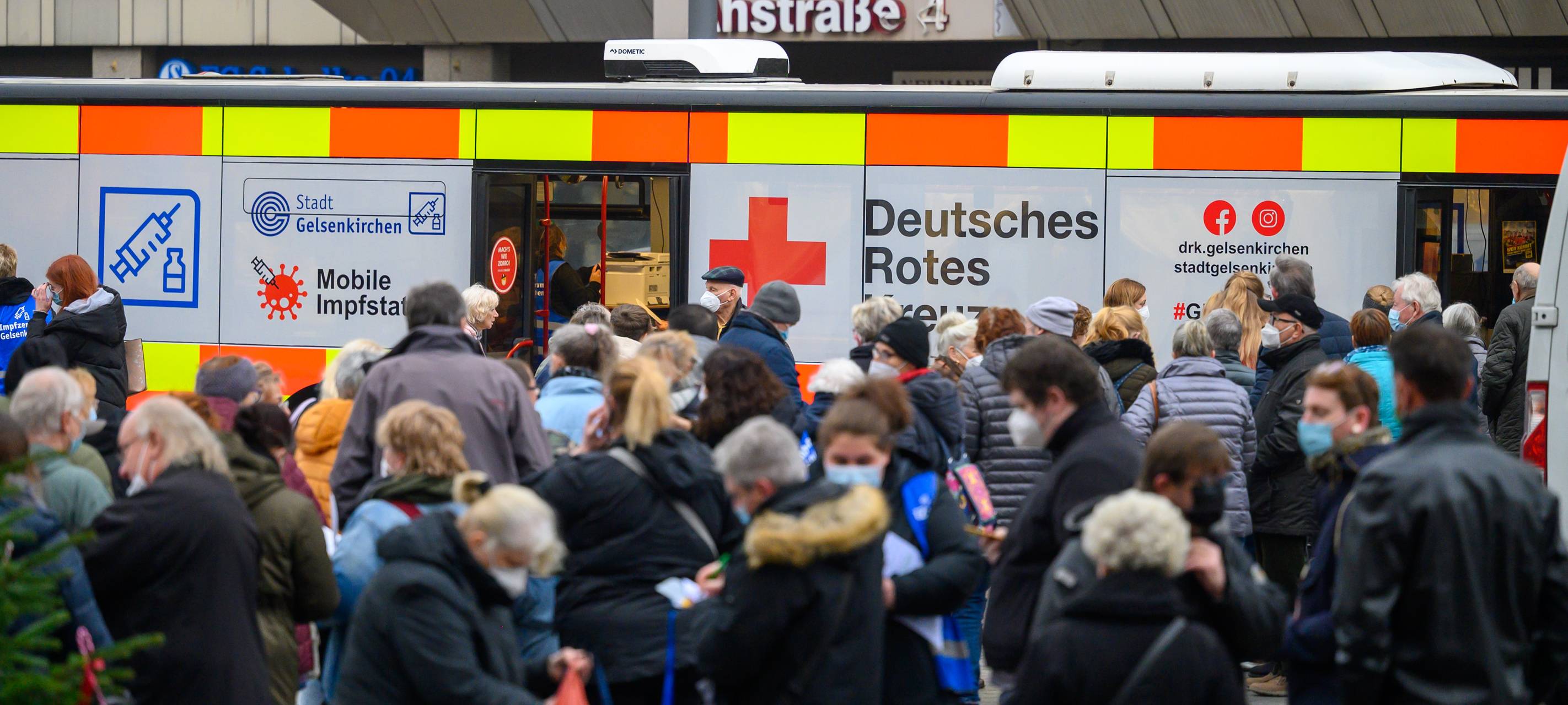 Lange Warteschlange vor dem Gelsenkirchener Impfbus
