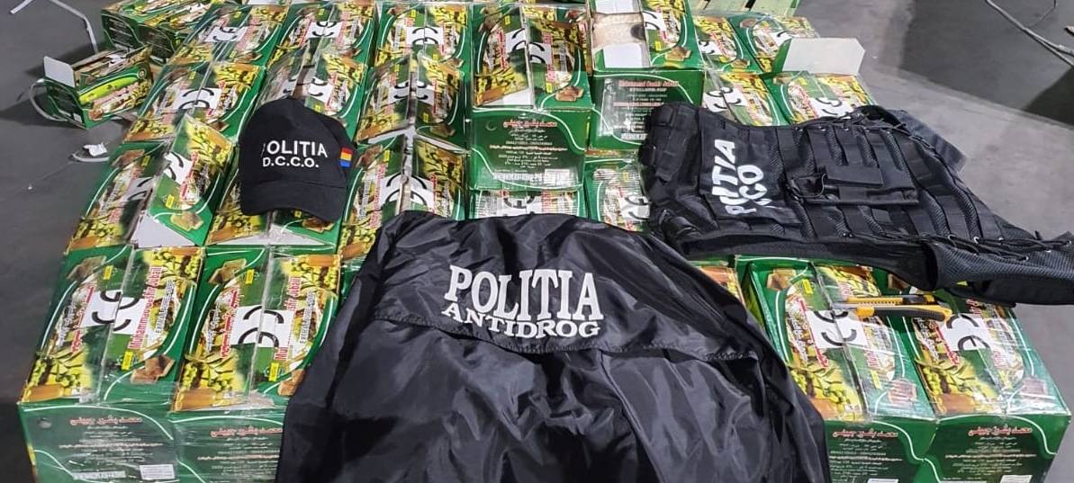 Stapel mit sichergestellten Drogen