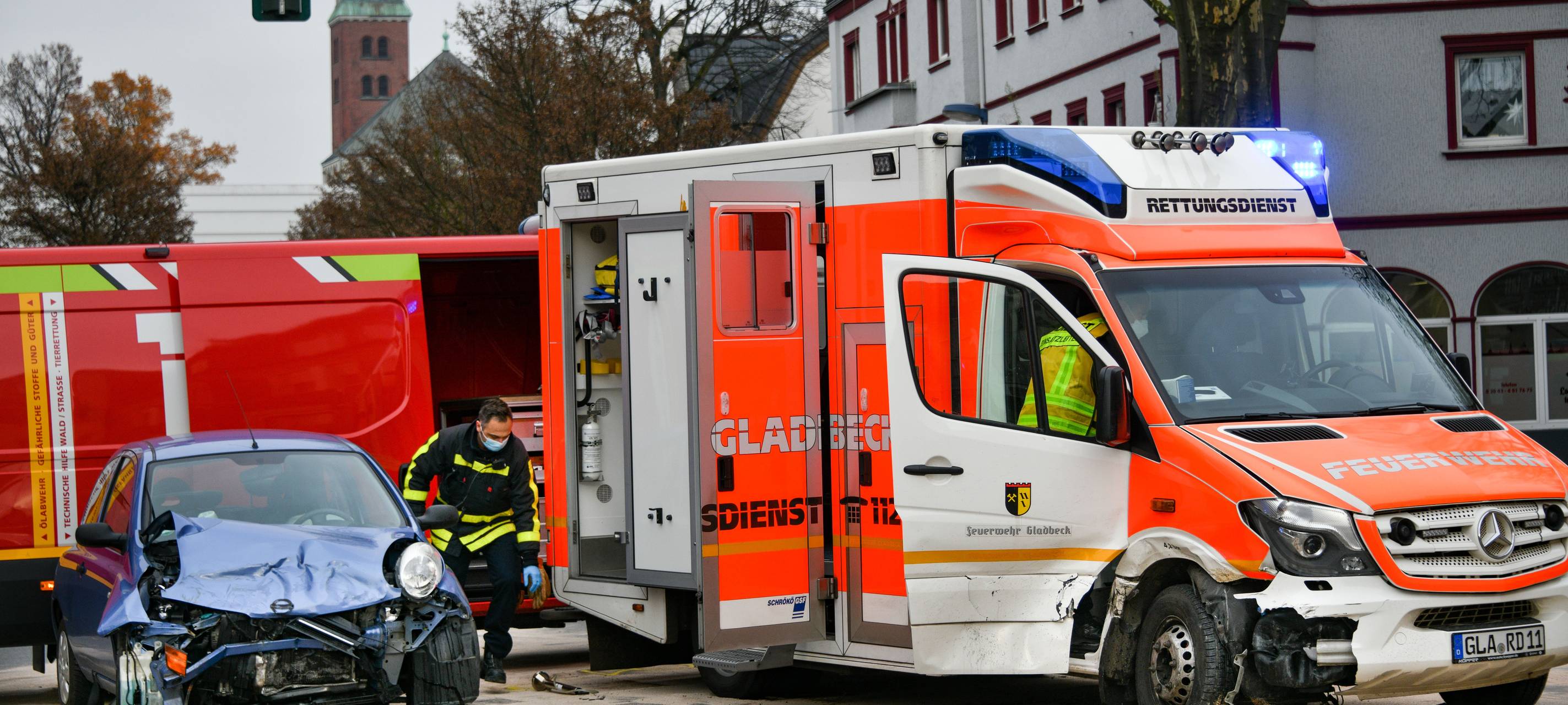 Ein demolierter Rettungswagen neben einem kaputten Auto