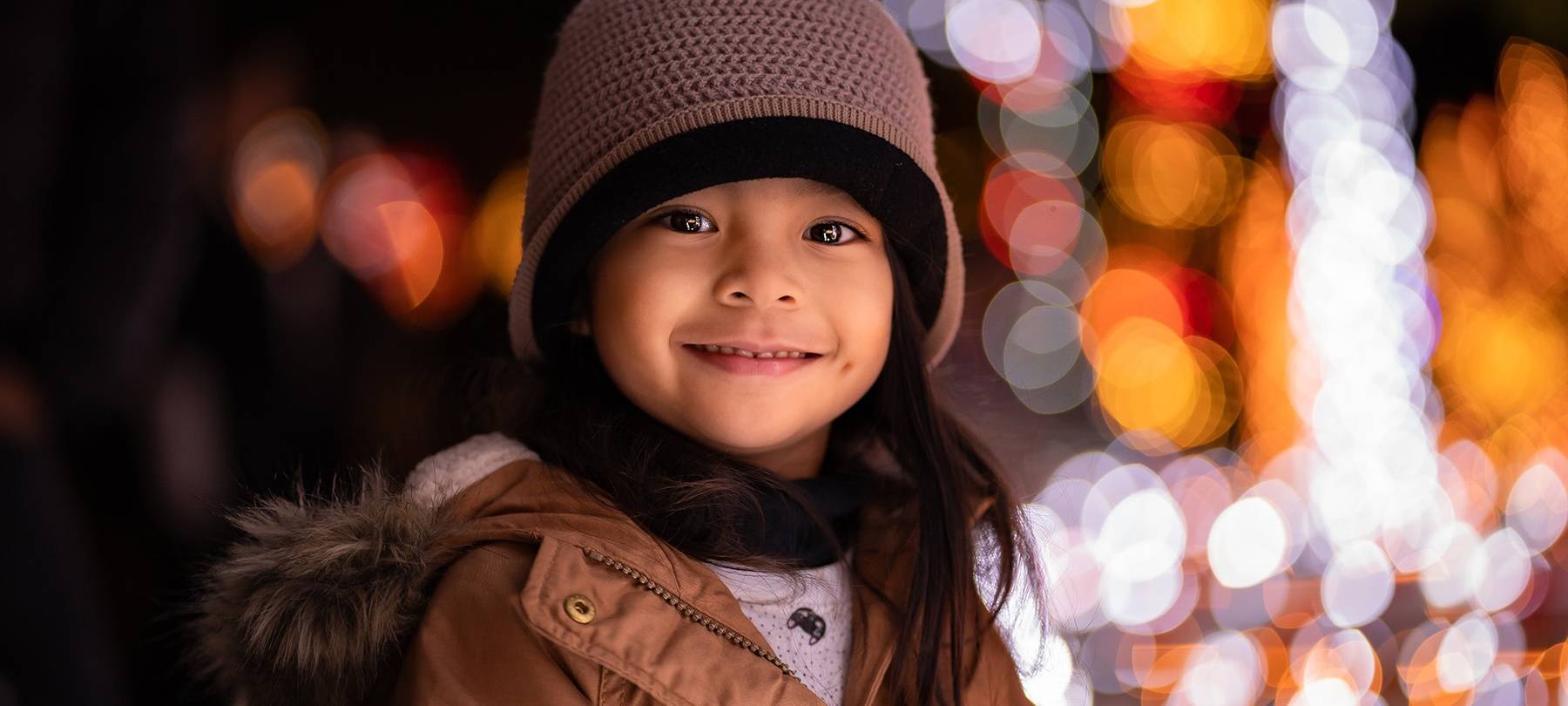 glückliches Mädchen mit Mütze