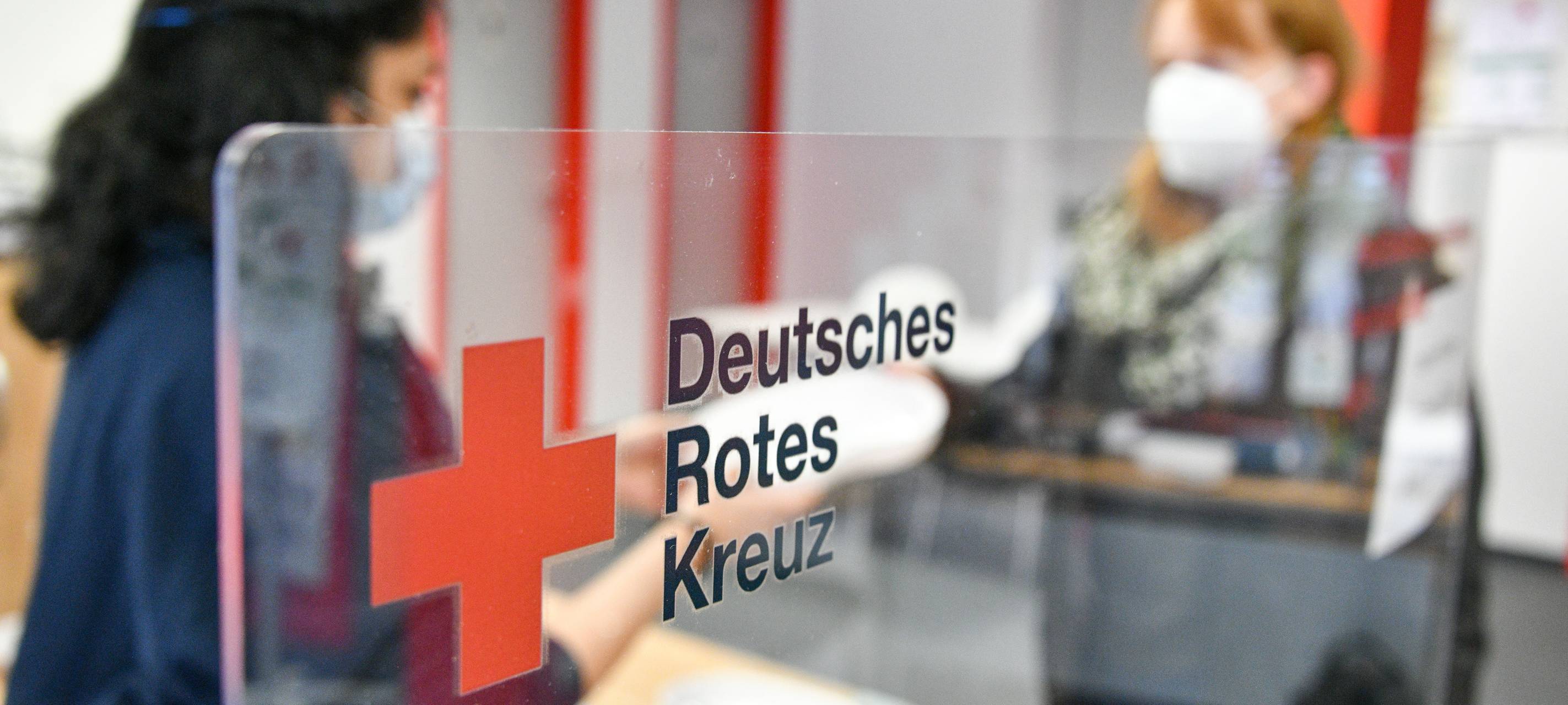 Zwei Frauen mit Maske im DRK-Büro in Gladbeck