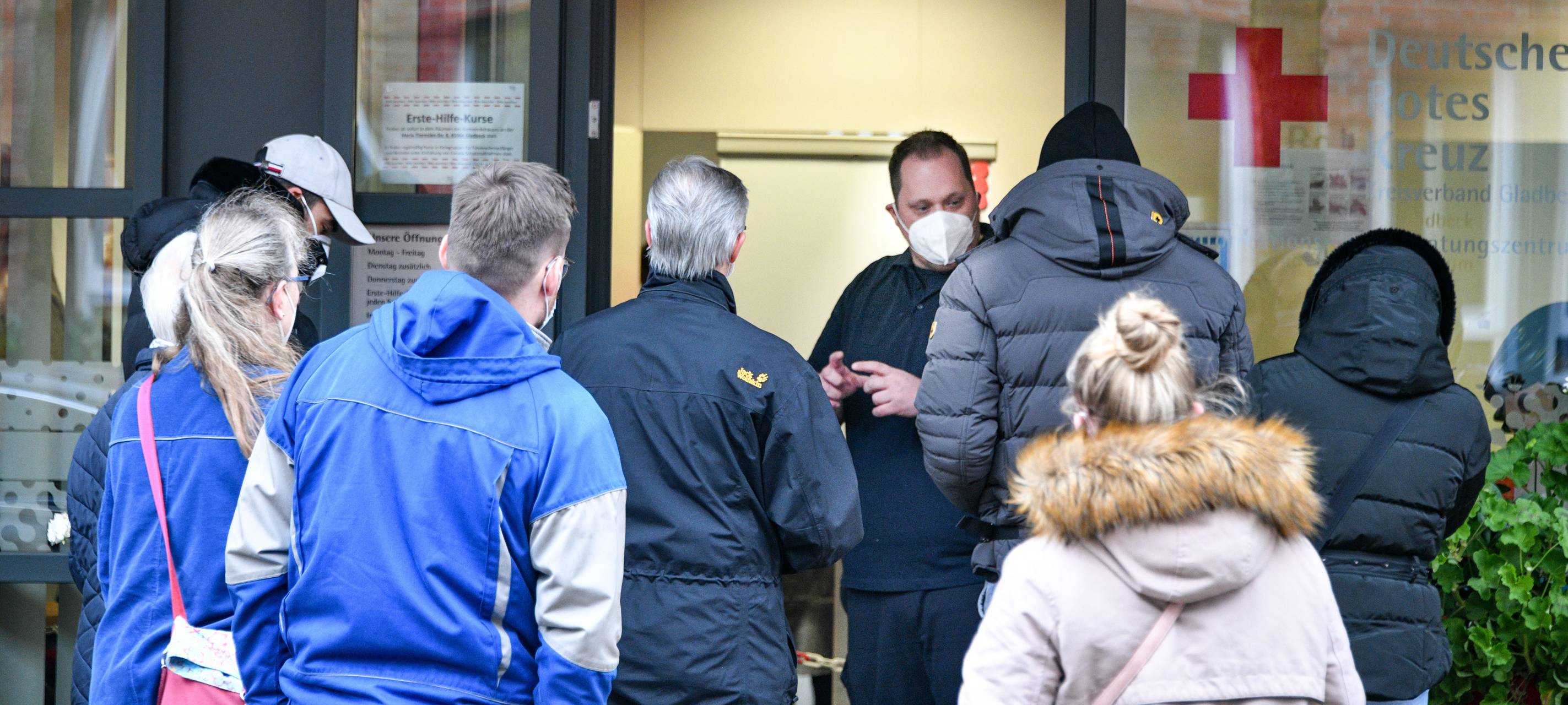 Vor der Impfstelle an der Bottroper Straße in Gladbeck