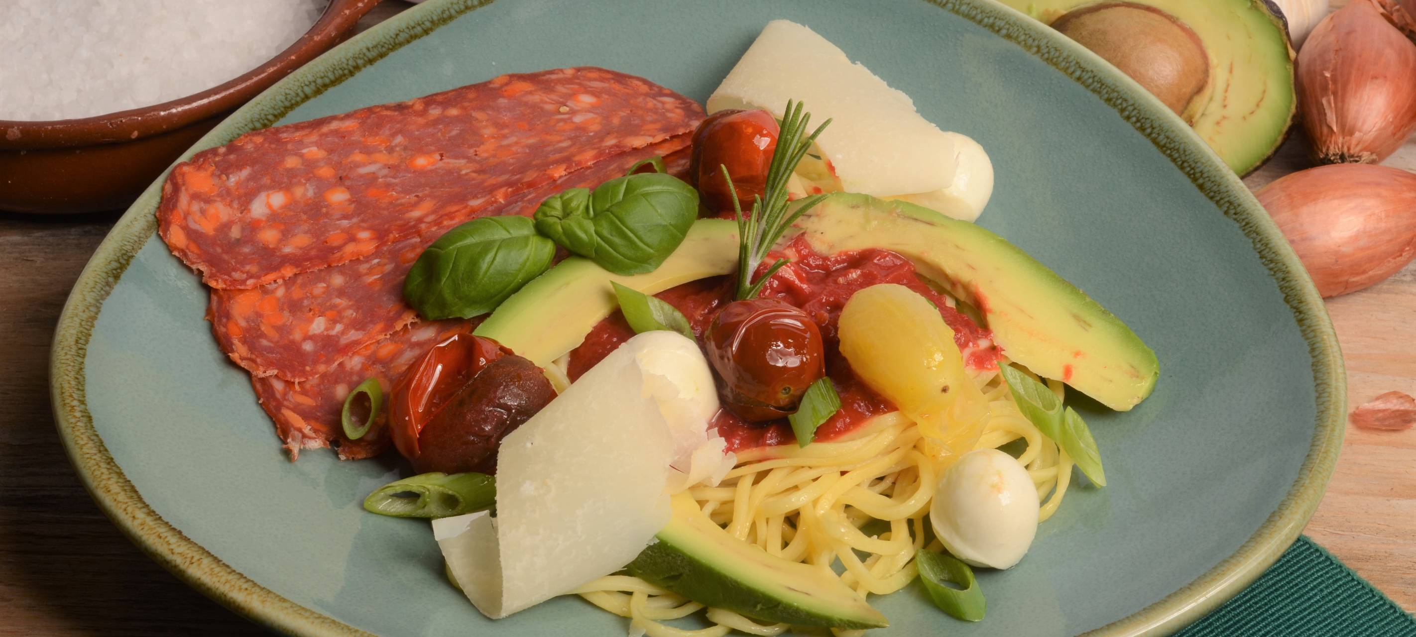 "One Pot Pasta" mit Kirschtomaten und Avocado