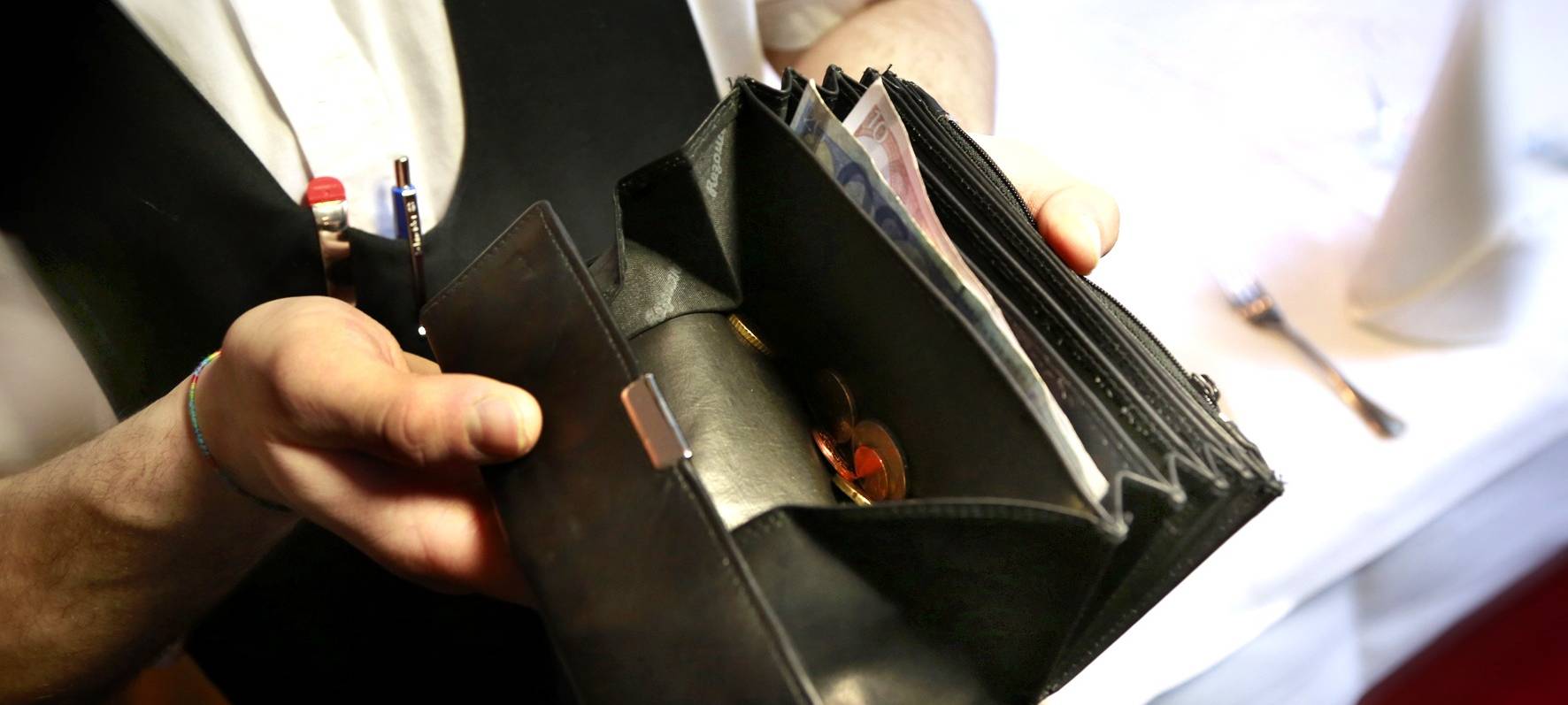 Kellnerin mit leerem Portemonnaie