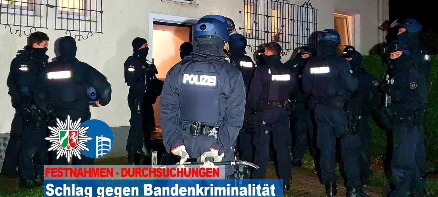 Polizisten im Einsatz bei einer Razzia gegen eine Drogenbande