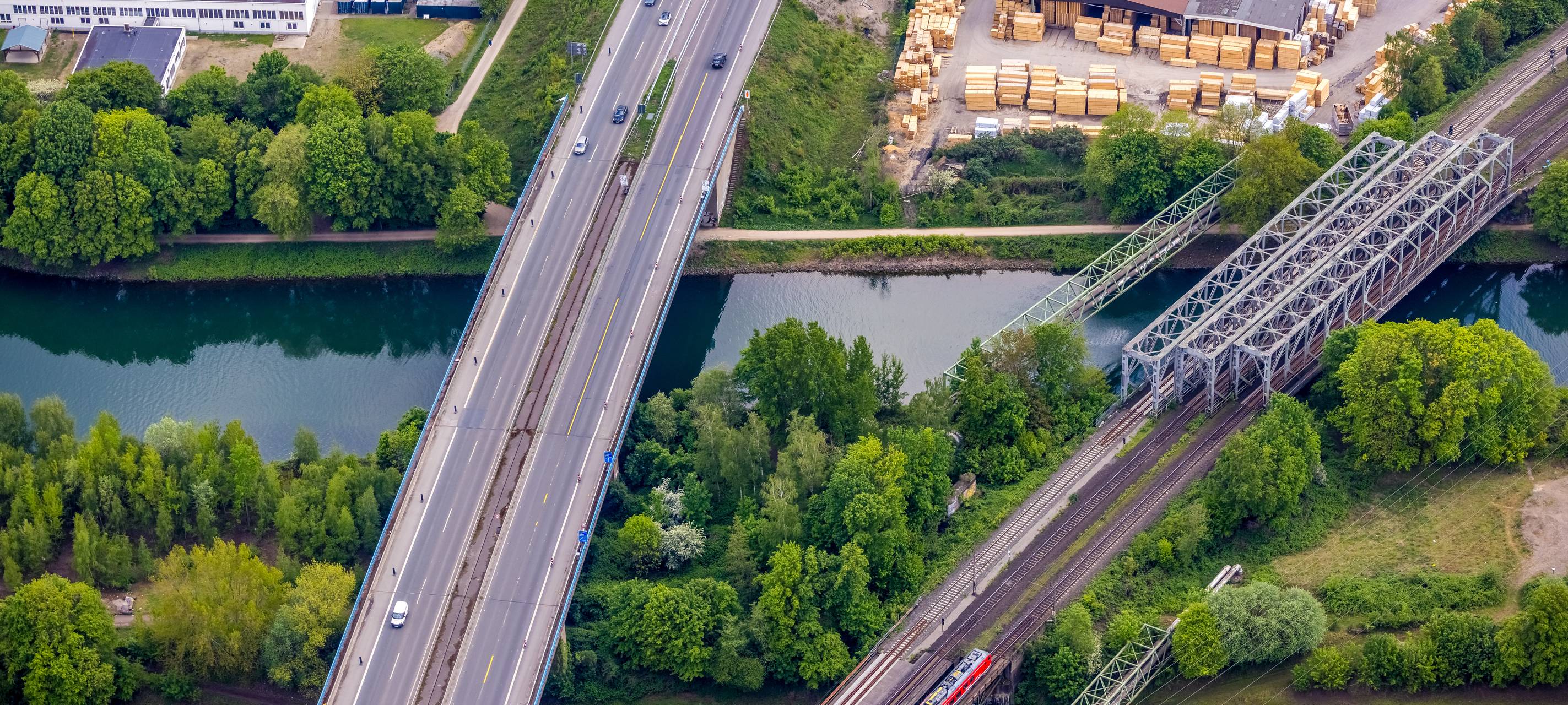 Die Emschertalbrücke auf der A43 aus der Luft