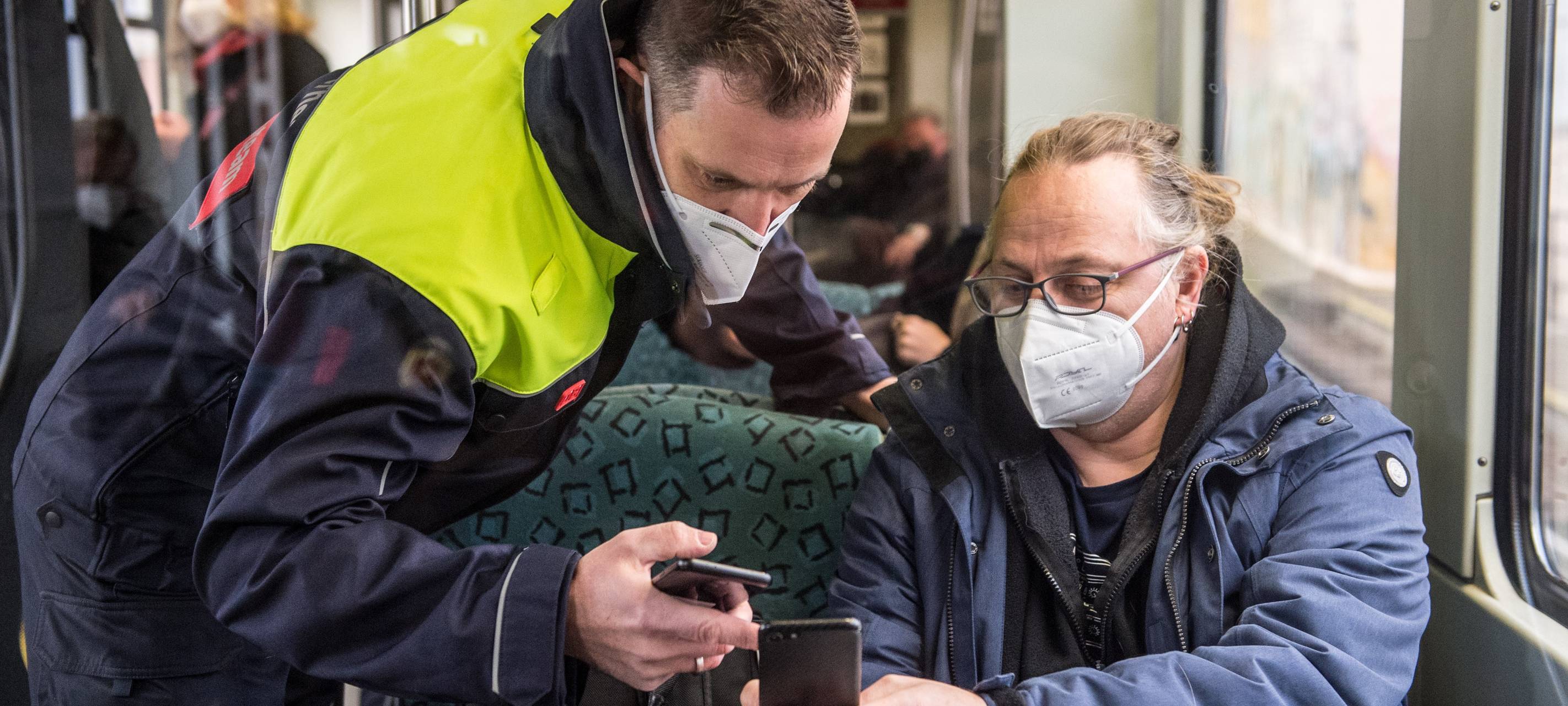 3G-Kontrolle in der Straßenbahn